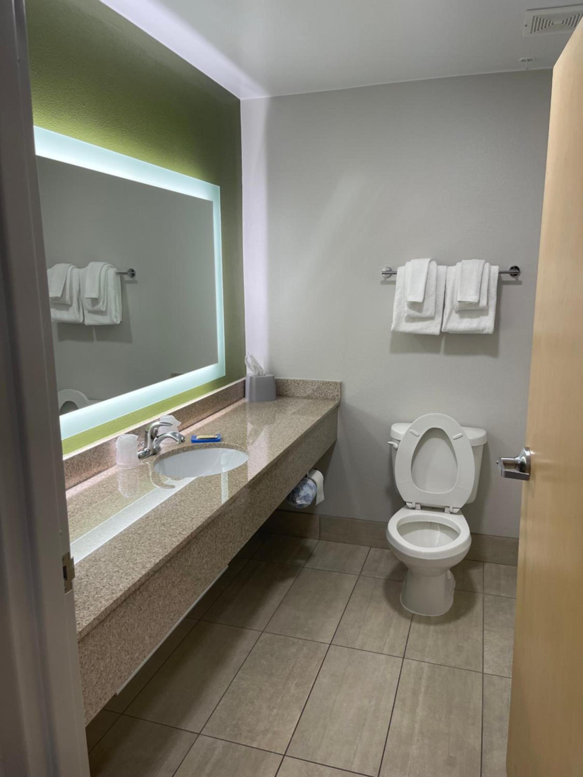 Holiday Inn Express Cedar Rapids - Collins Road by IHG photo 16