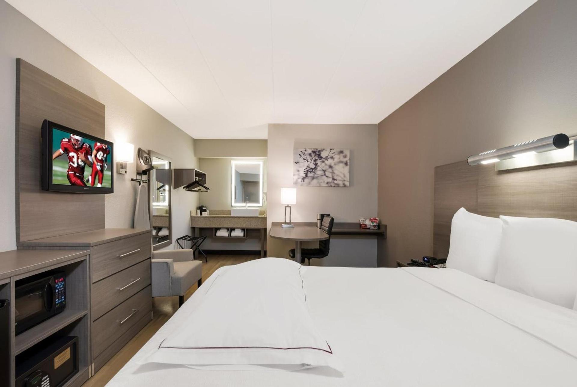 Red Roof Inn PLUS+ Chicago - Naperville photo 14
