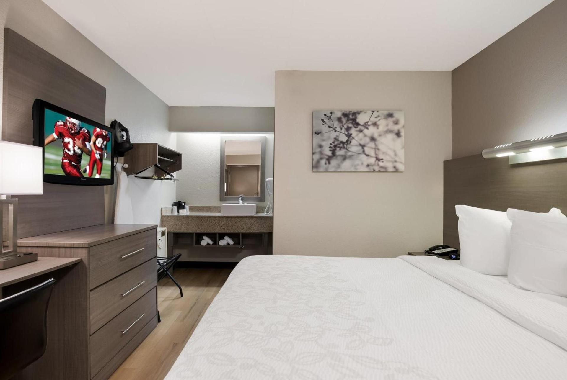 Red Roof Inn PLUS+ Chicago - Naperville photo 27
