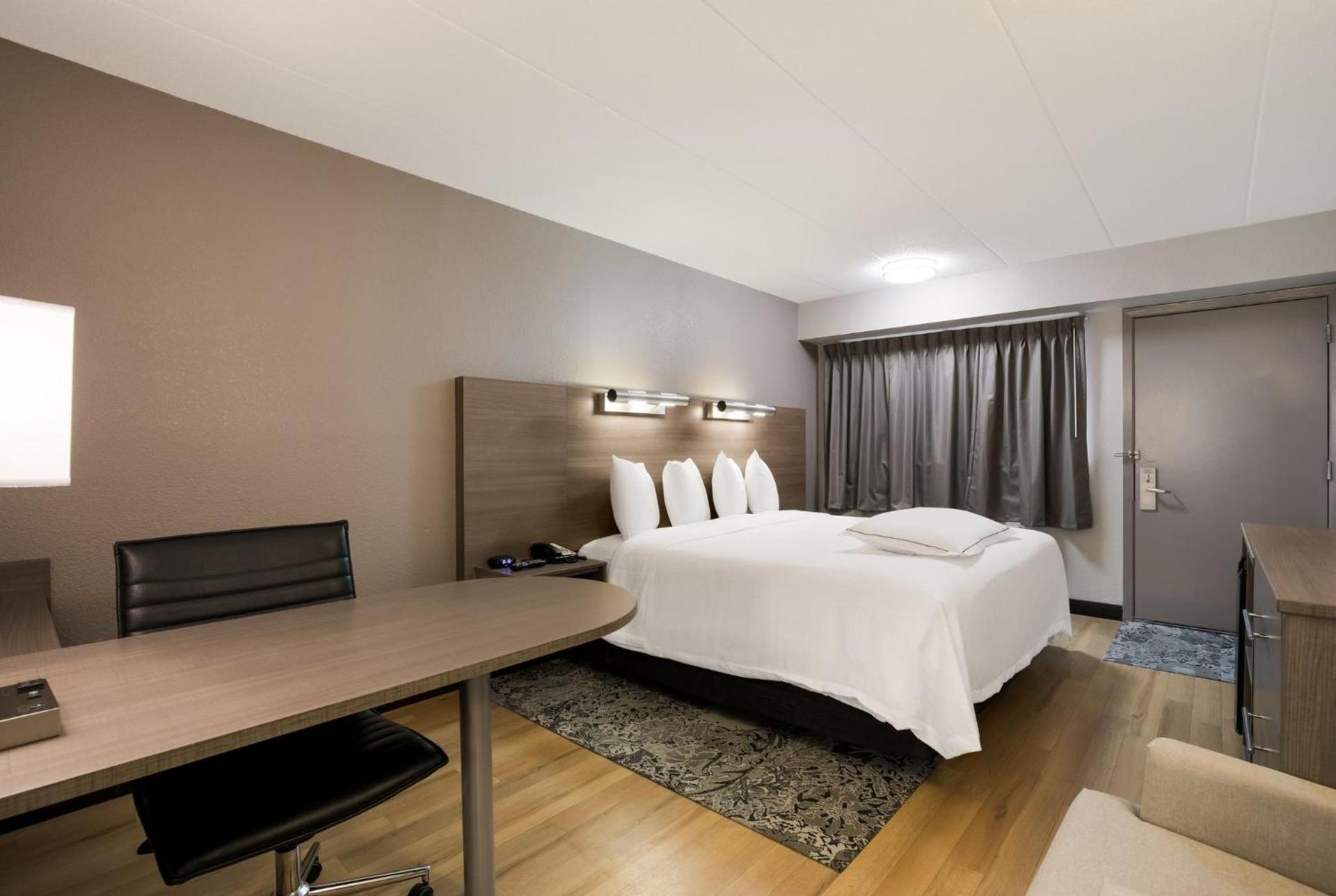 Red Roof Inn PLUS+ Chicago - Naperville photo 15