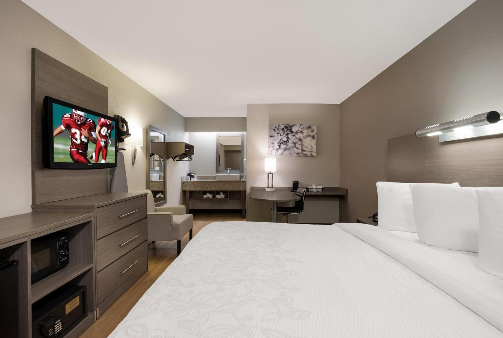 Red Roof Inn PLUS+ Chicago - Naperville photo 22