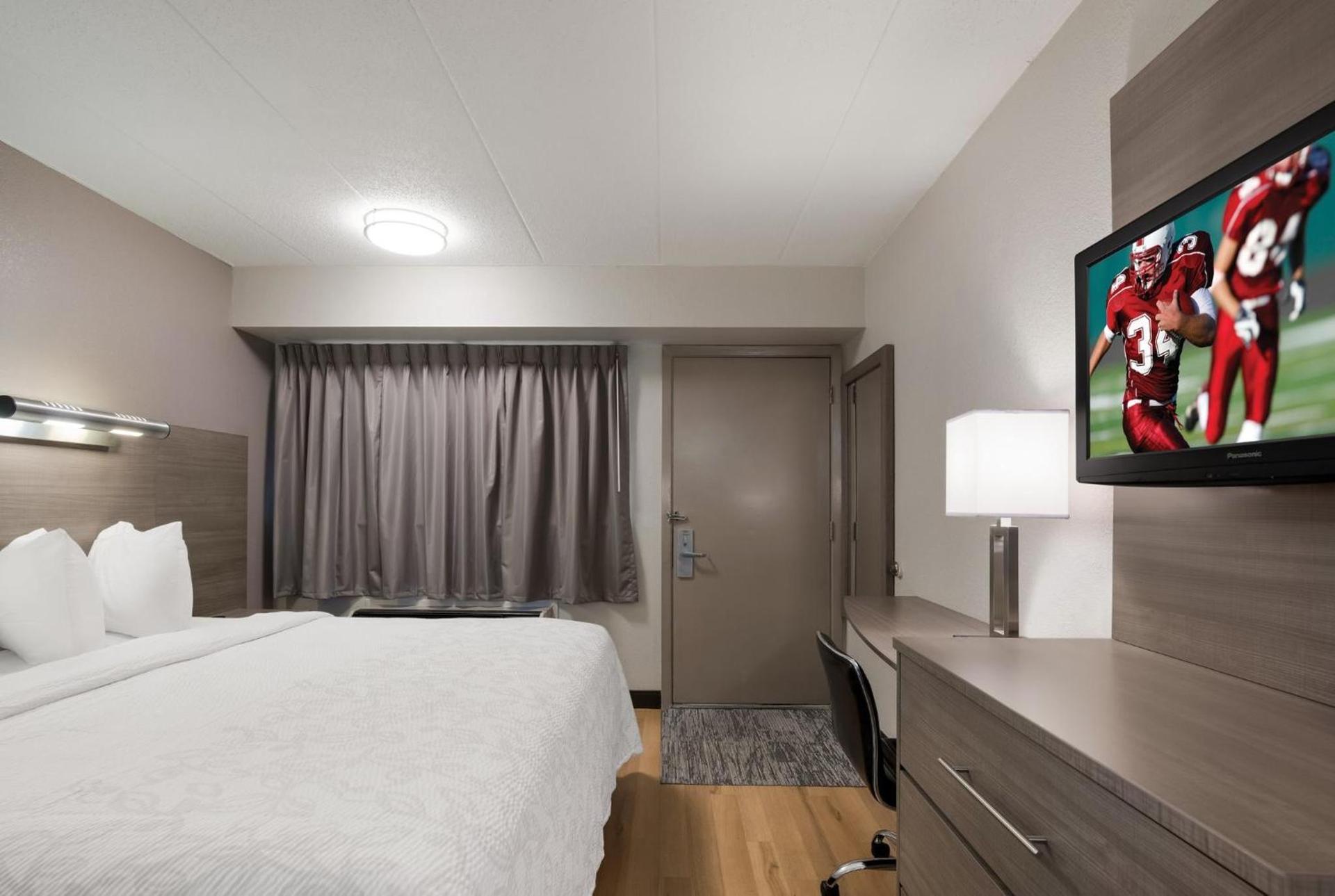 Red Roof Inn PLUS+ Chicago - Naperville photo 28