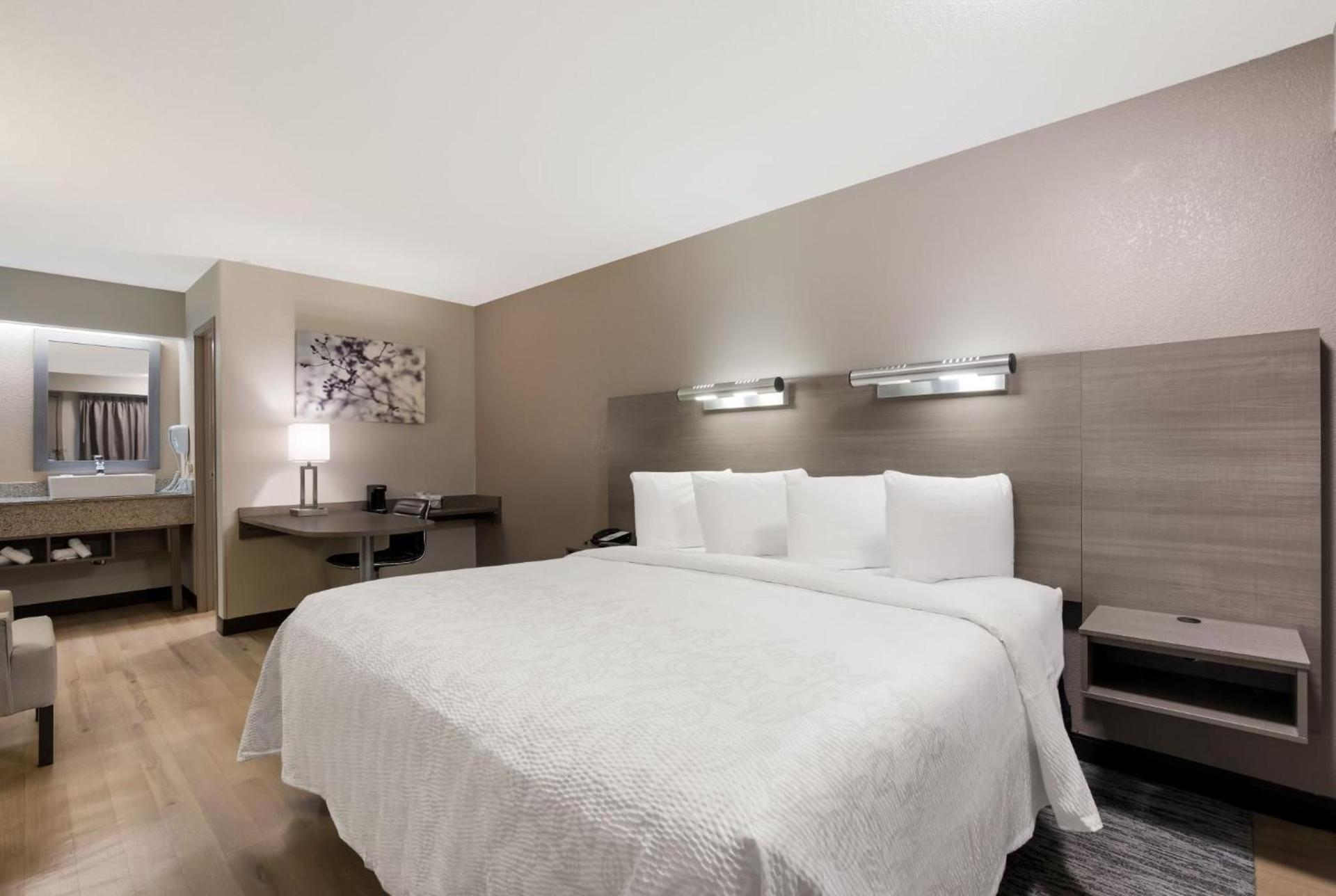 Red Roof Inn PLUS+ Chicago - Naperville photo 19