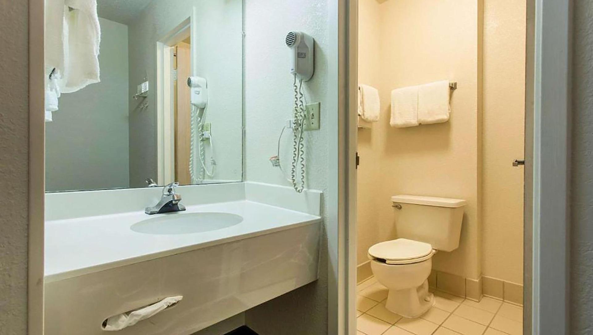 Studios & Suites 4 Less Charlotte photo 13