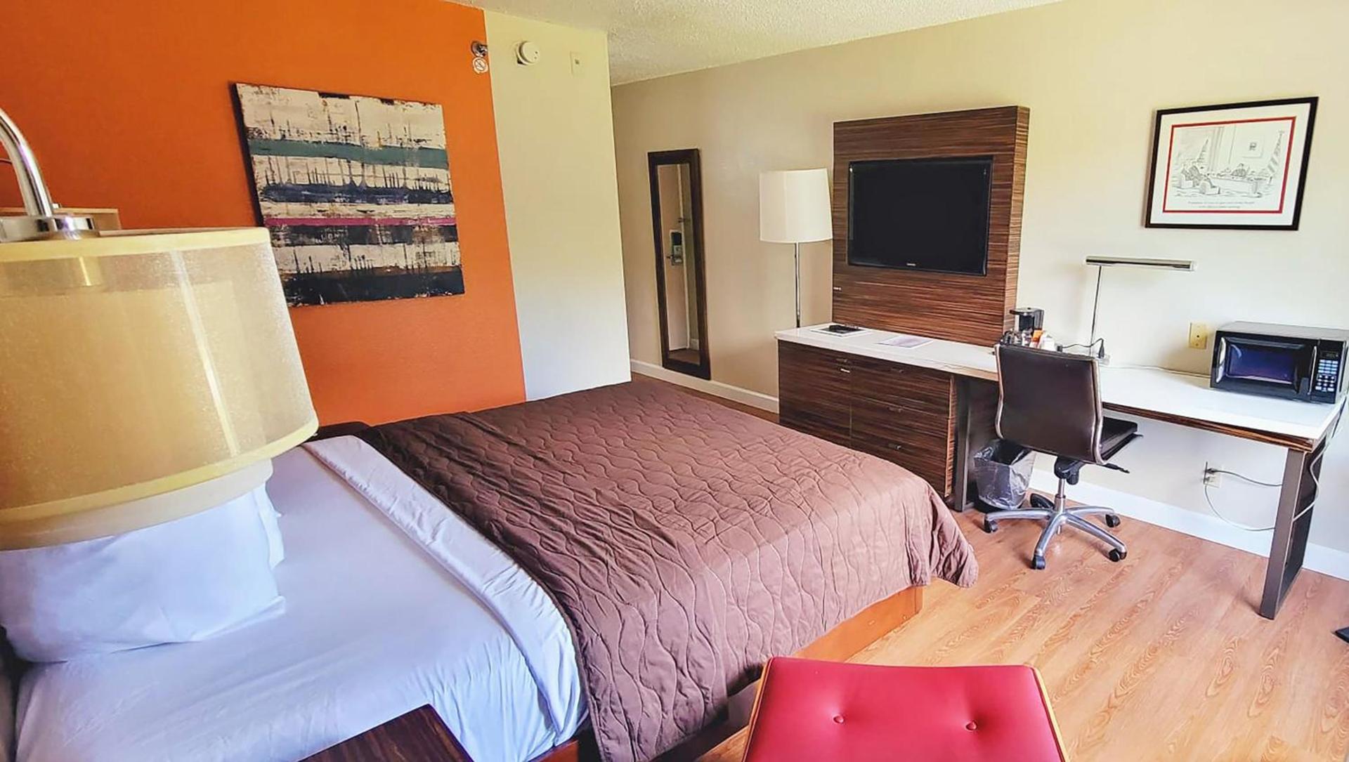 Studios & Suites 4 Less Charlotte photo 9