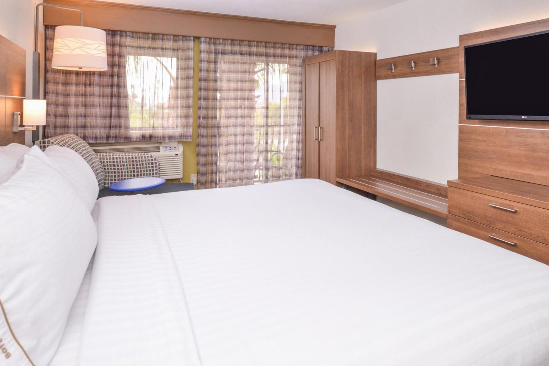 Holiday Inn Express Palm Desert by IHG photo 37