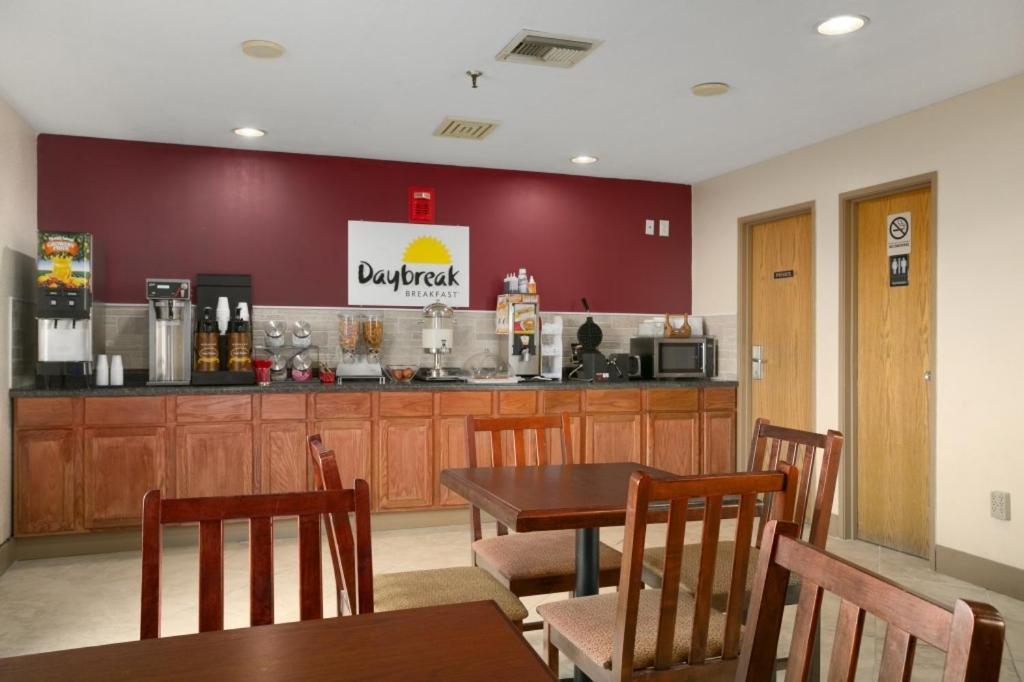 Days Inn by Wyndham Anderson IN photo 36