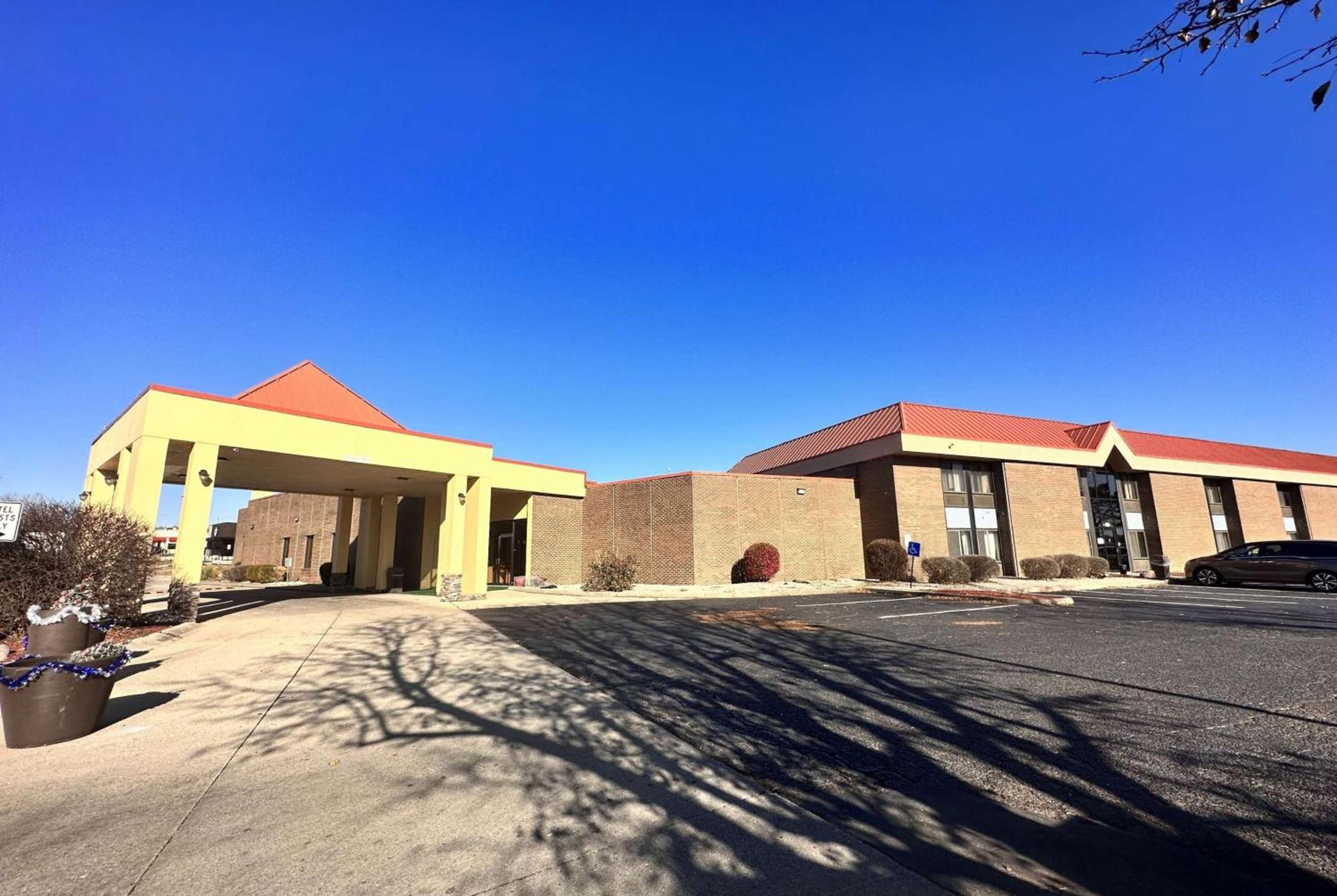 Super 8 by Wyndham Harrison OH photo 7