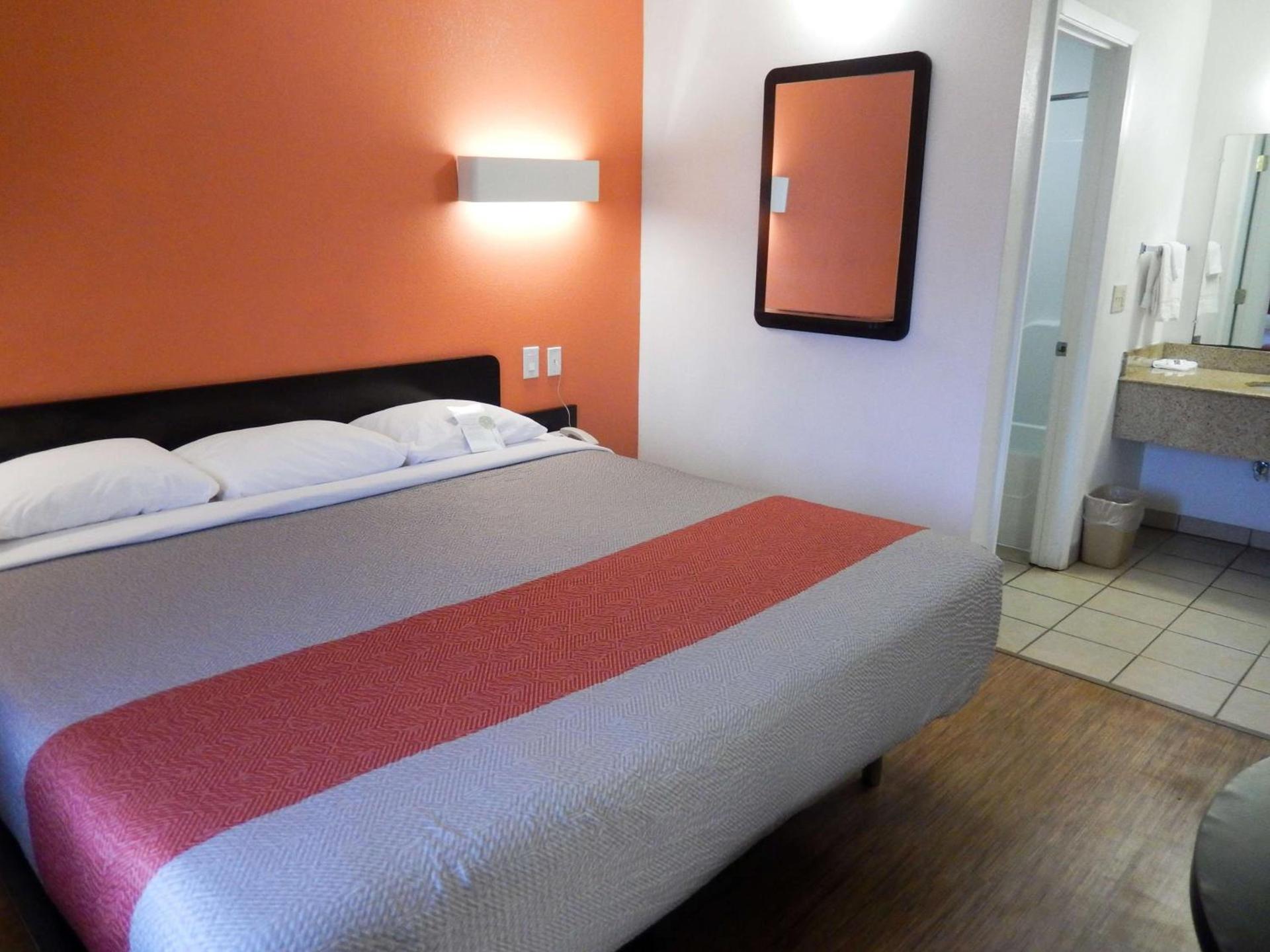 Motel 6-Clute, TX photo 7