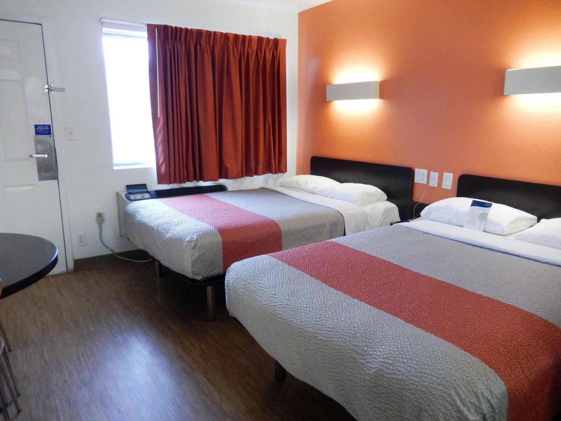 Motel 6-Clute, TX photo 4