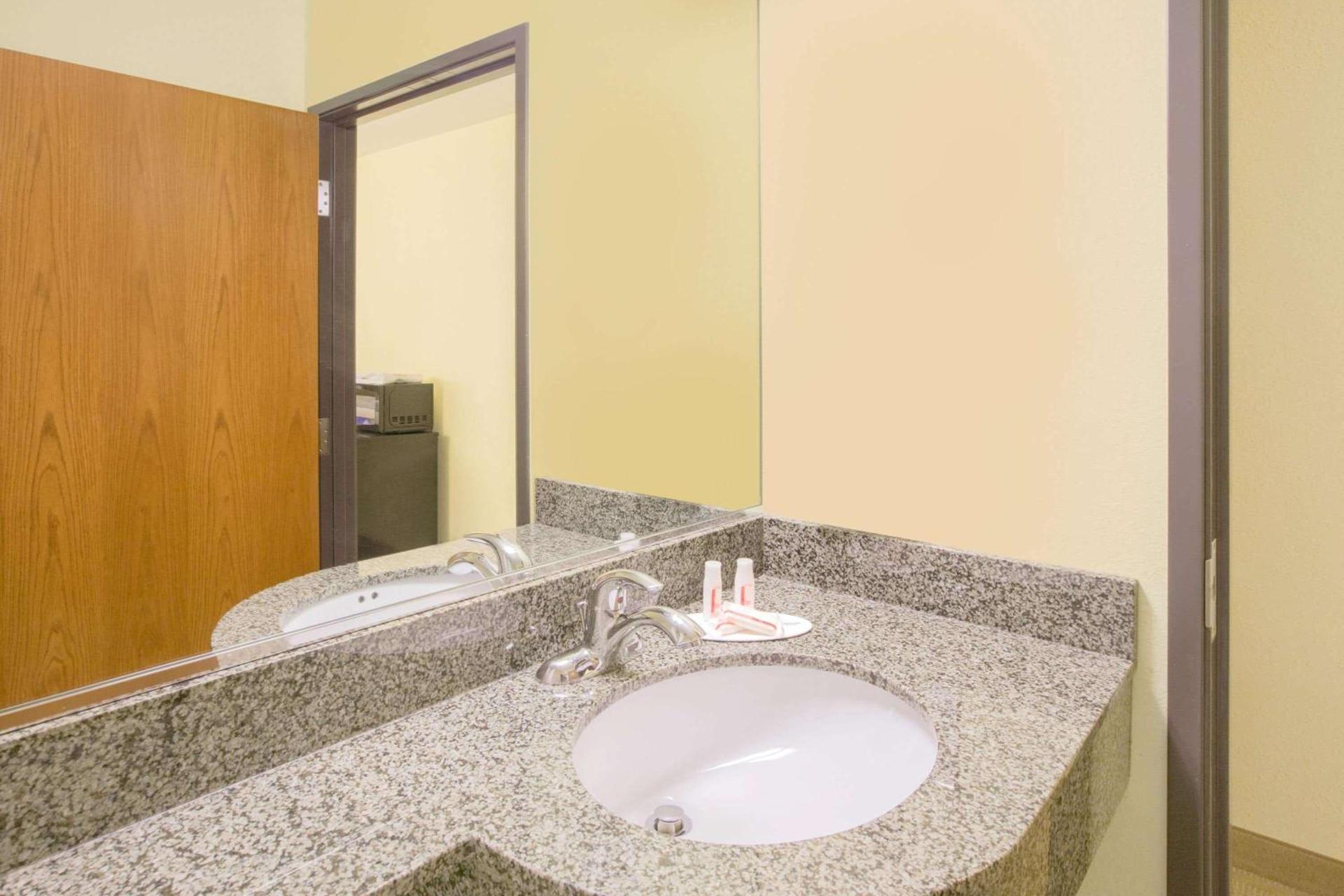 Microtel Inn & Suites by Wyndham Delphos photo 9