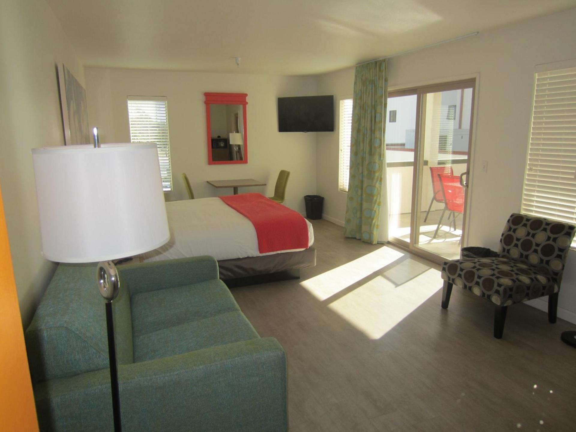 Carousel Beach Inn photo 17
