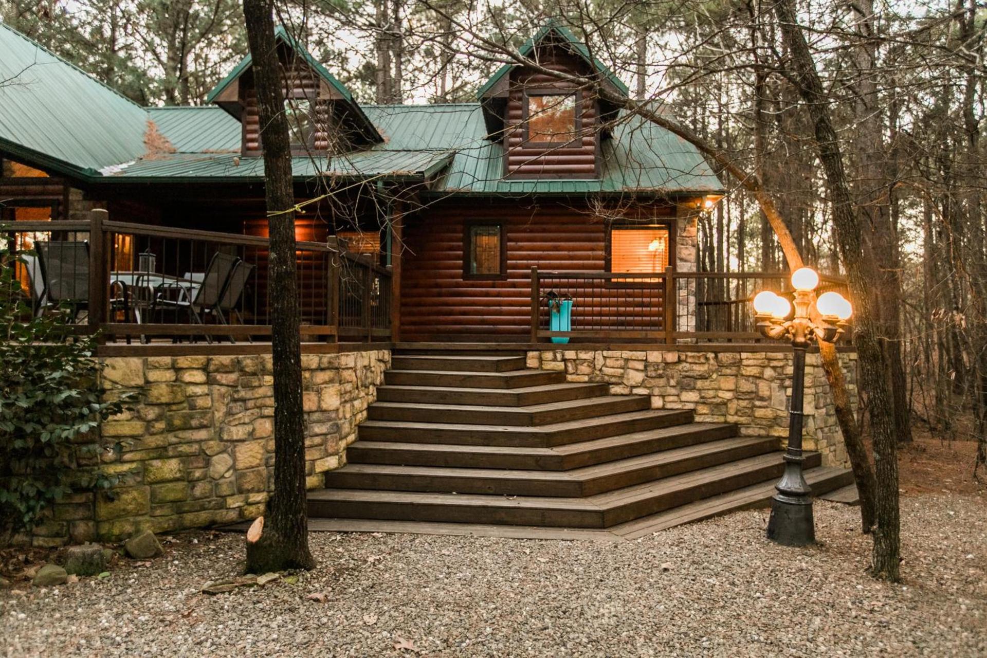 Leaping Lizard Lodge 4 bdrm 3 and a half Bth, Hot tub, Fireplaces, Swing Set, Gameroom — hotel in Broken Bow