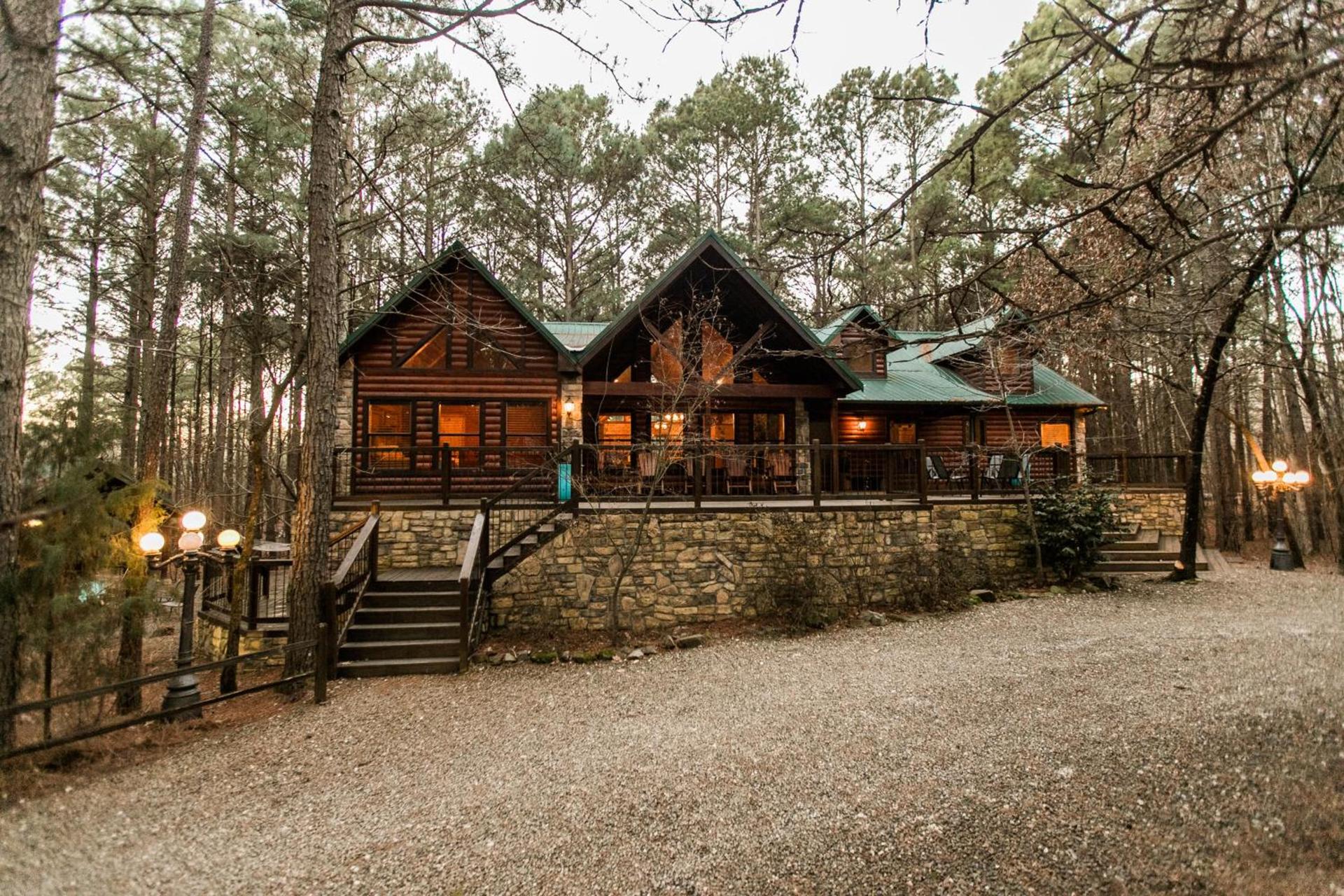 Leaping Lizard Lodge 4 bdrm 3 and a half Bth, Hot tub, Fireplaces, Swing Set, Gameroom photo 3