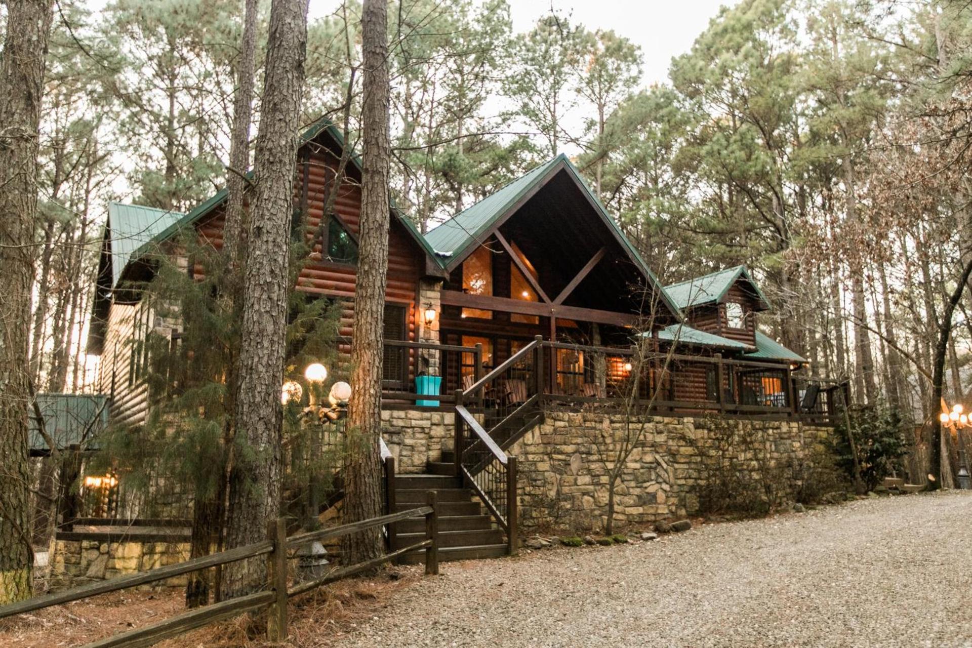 Leaping Lizard Lodge 4 bdrm 3 and a half Bth, Hot tub, Fireplaces, Swing Set, Gameroom photo 4
