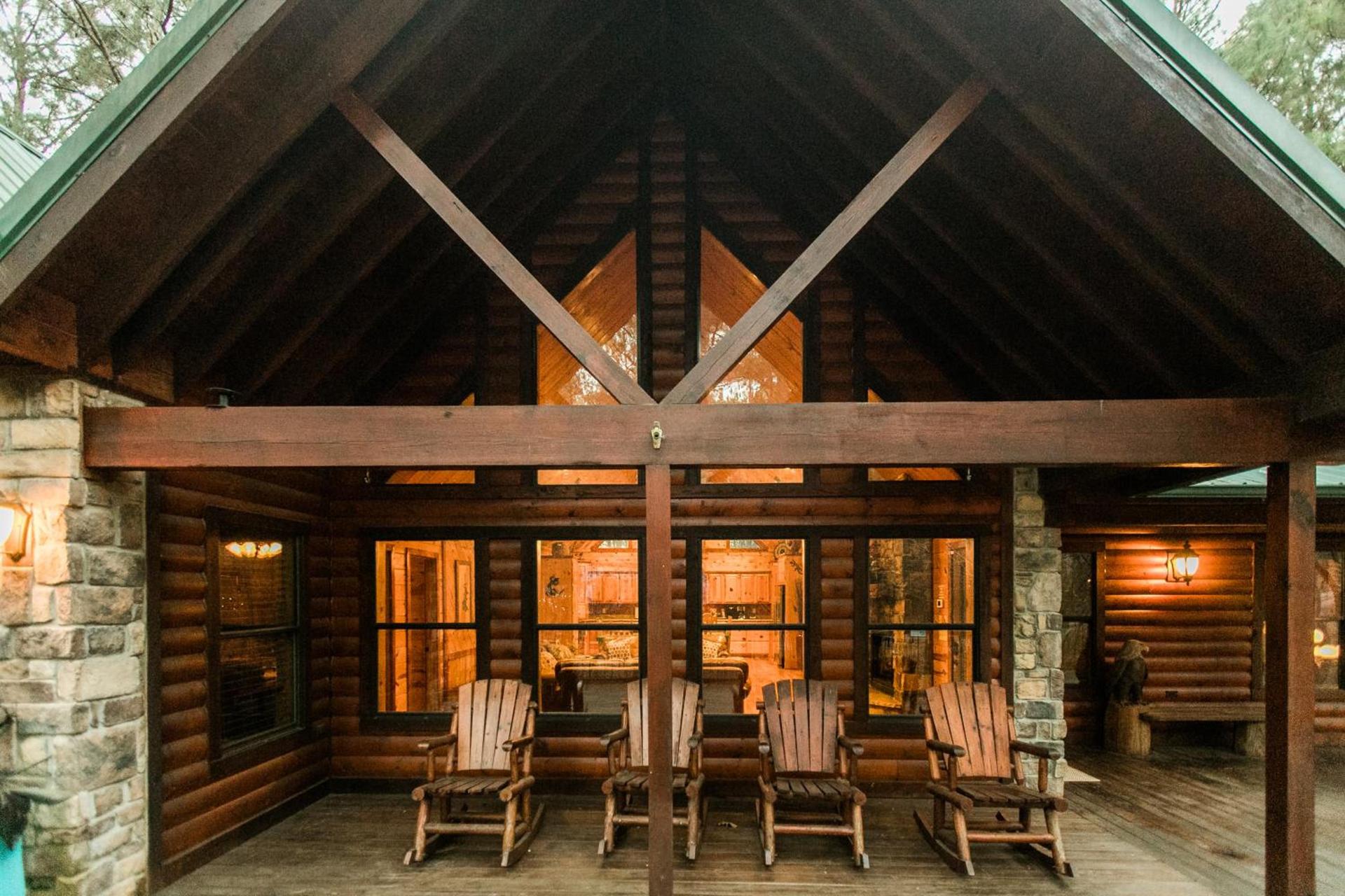 Leaping Lizard Lodge 4 bdrm 3 and a half Bth, Hot tub, Fireplaces, Swing Set, Gameroom photo 5