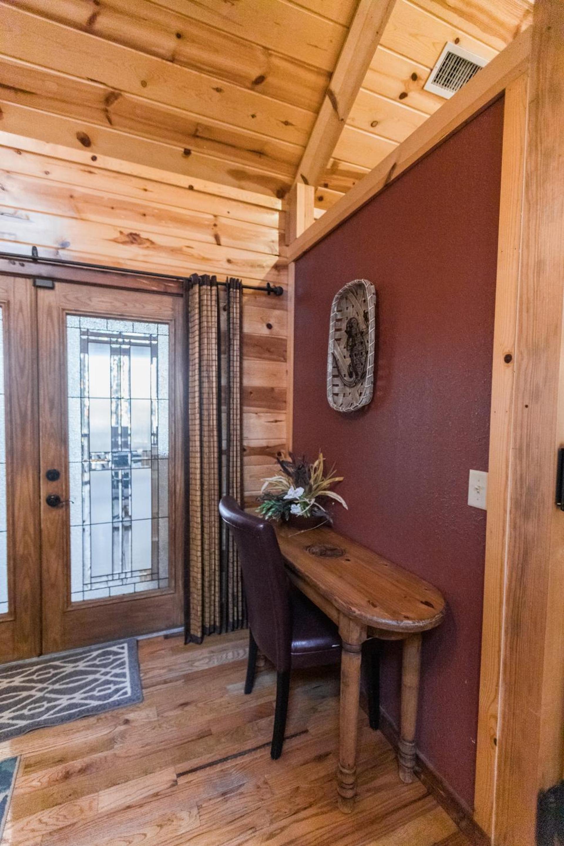 Leaping Lizard Lodge 4 bdrm 3 and a half Bth, Hot tub, Fireplaces, Swing Set, Gameroom photo 6