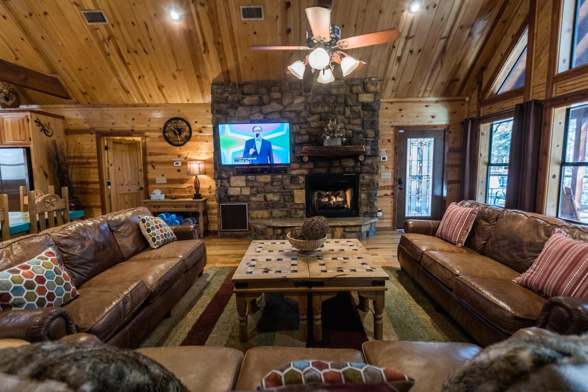Leaping Lizard Lodge 4 bdrm 3 and a half Bth, Hot tub, Fireplaces, Swing Set, Gameroom photo 7
