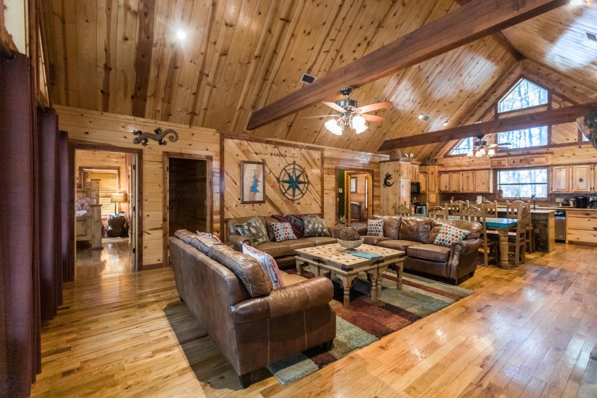 Leaping Lizard Lodge 4 bdrm 3 and a half Bth, Hot tub, Fireplaces, Swing Set, Gameroom photo 9