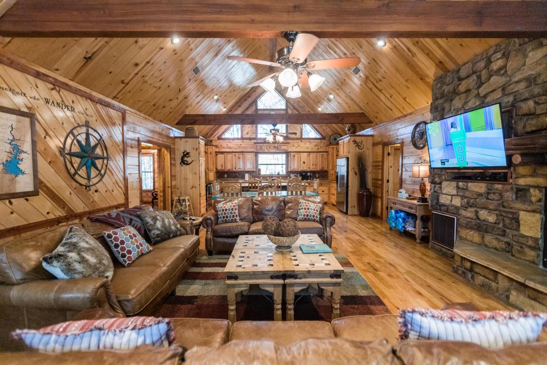 Leaping Lizard Lodge 4 bdrm 3 and a half Bth, Hot tub, Fireplaces, Swing Set, Gameroom photo 10
