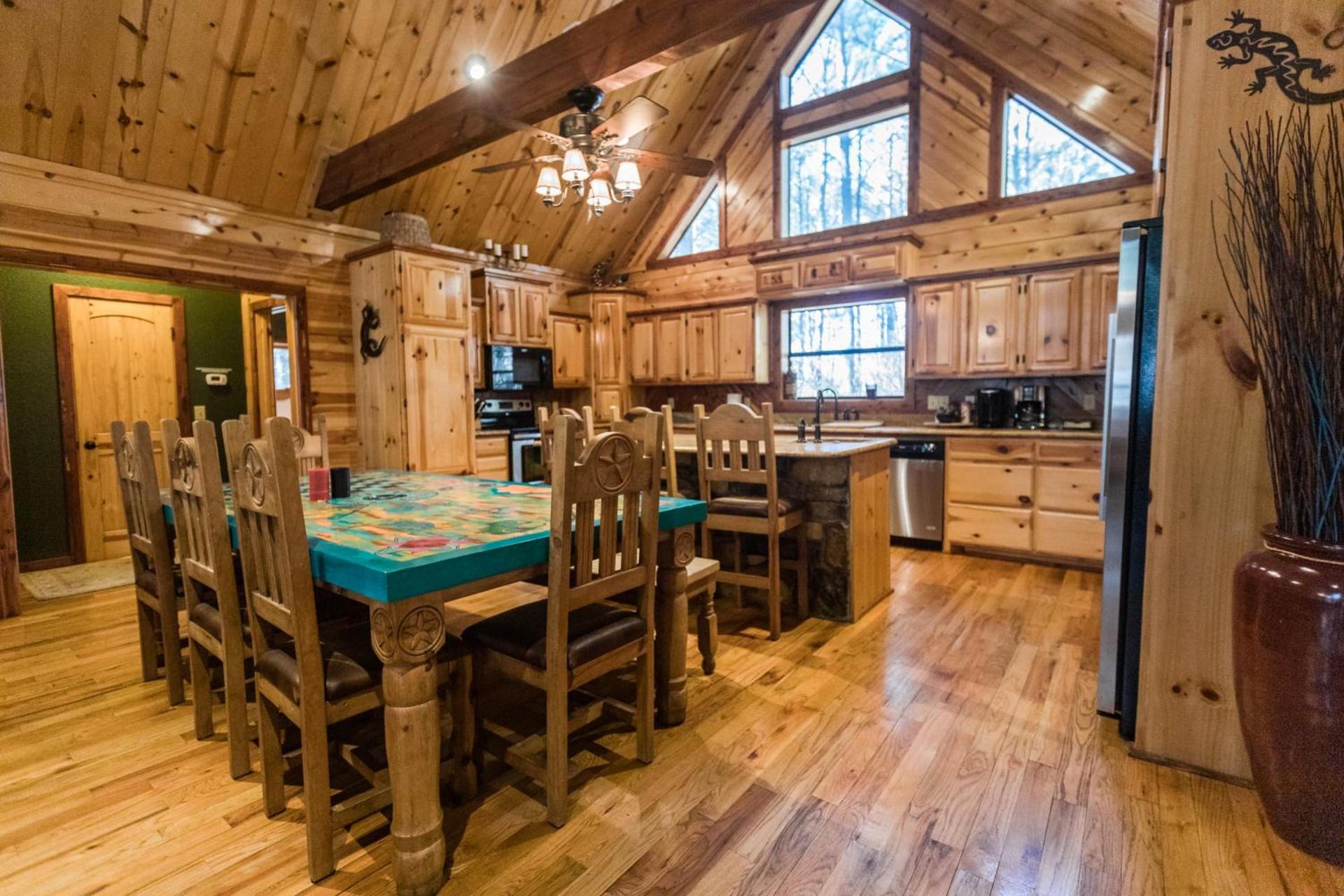 Leaping Lizard Lodge 4 bdrm 3 and a half Bth, Hot tub, Fireplaces, Swing Set, Gameroom photo 11