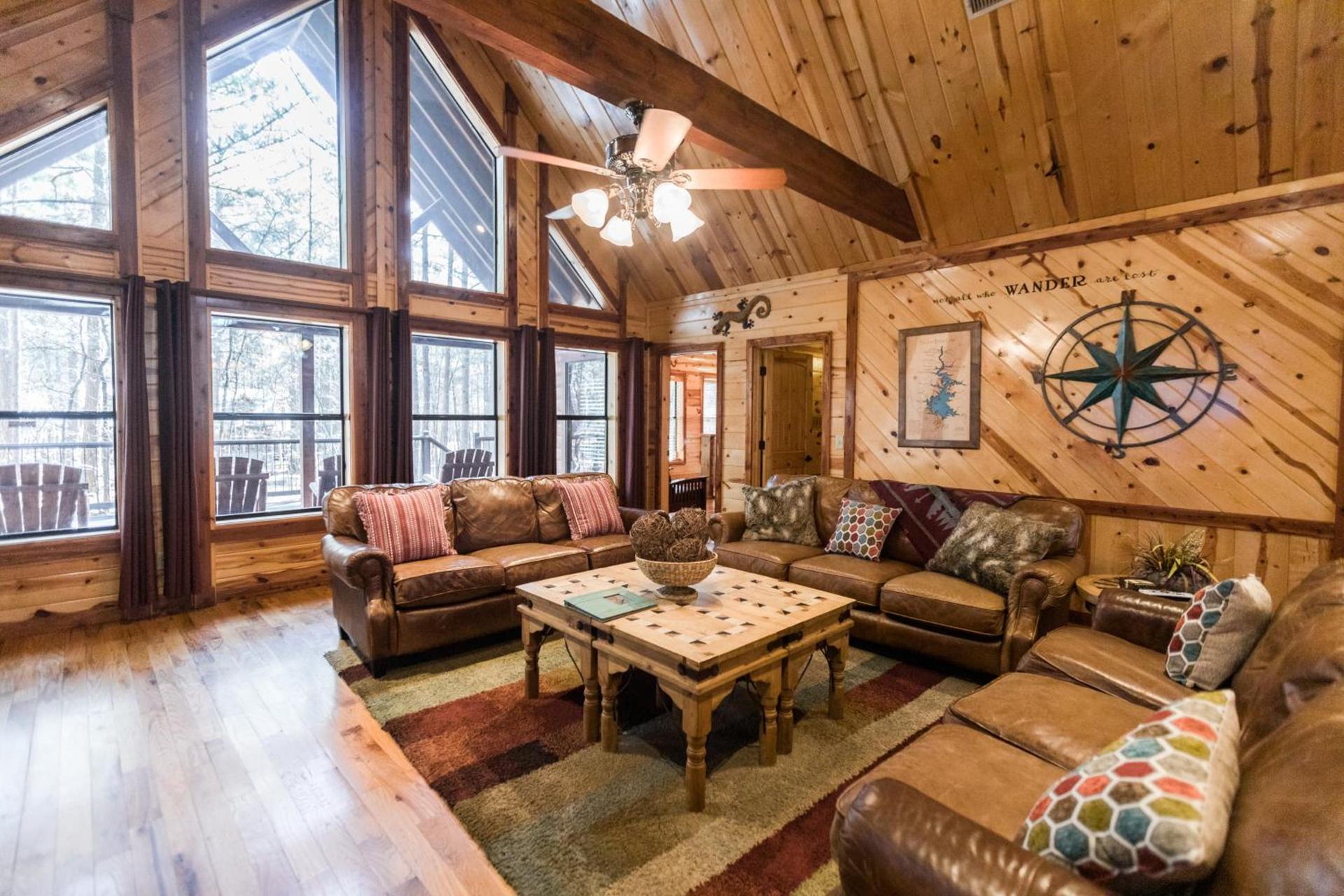 Leaping Lizard Lodge 4 bdrm 3 and a half Bth, Hot tub, Fireplaces, Swing Set, Gameroom photo 12