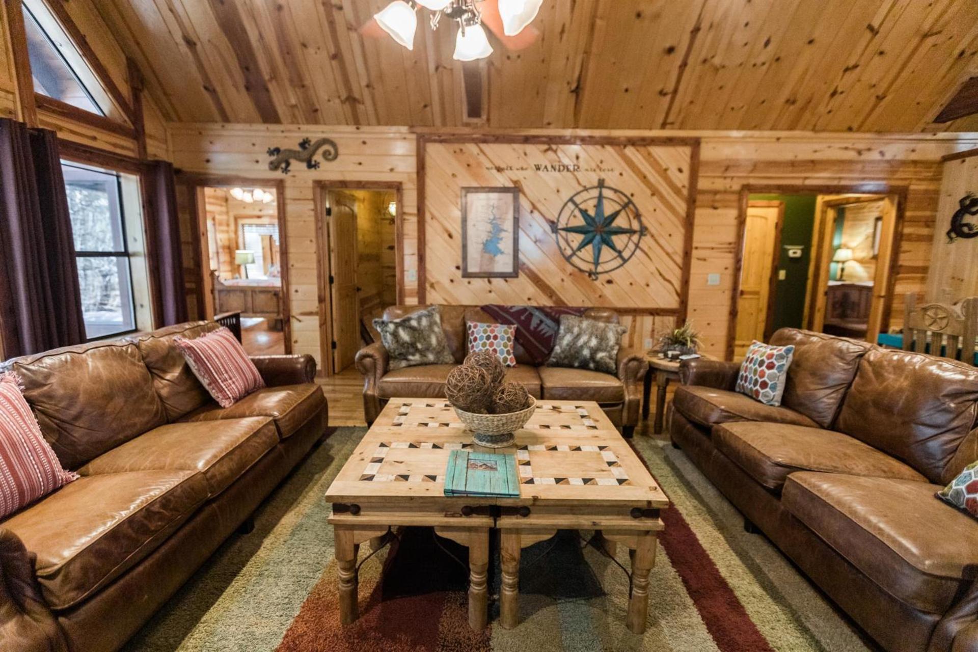 Leaping Lizard Lodge 4 bdrm 3 and a half Bth, Hot tub, Fireplaces, Swing Set, Gameroom photo 13