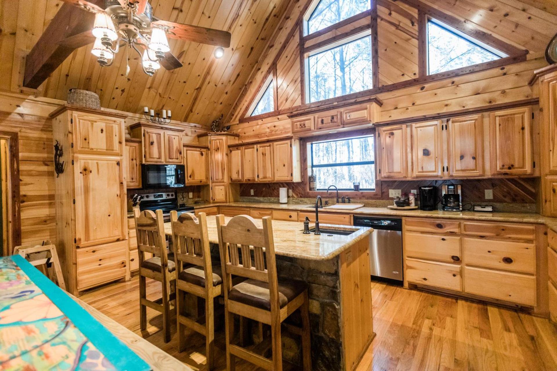 Leaping Lizard Lodge 4 bdrm 3 and a half Bth, Hot tub, Fireplaces, Swing Set, Gameroom photo 14