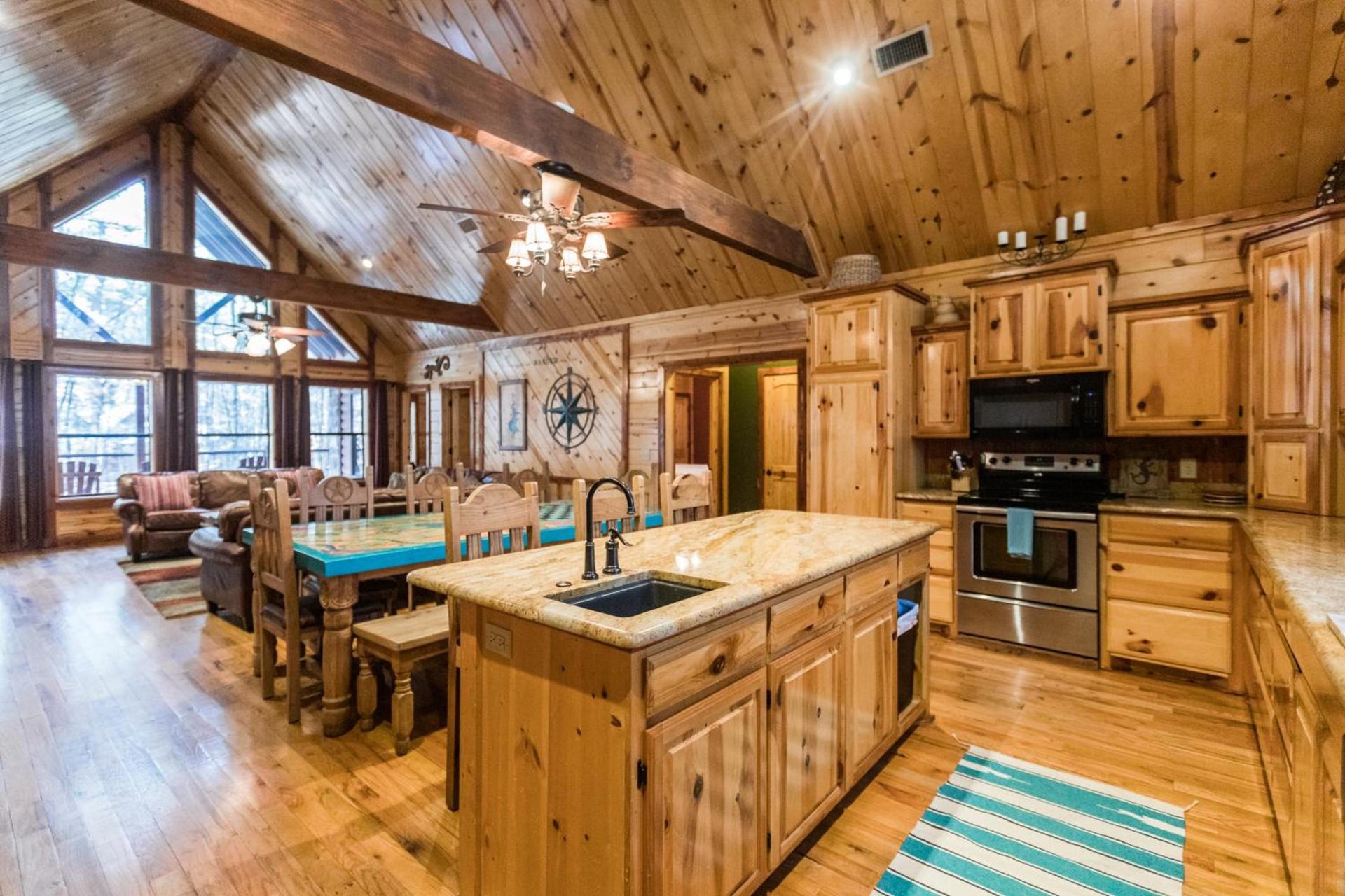 Leaping Lizard Lodge 4 bdrm 3 and a half Bth, Hot tub, Fireplaces, Swing Set, Gameroom photo 15