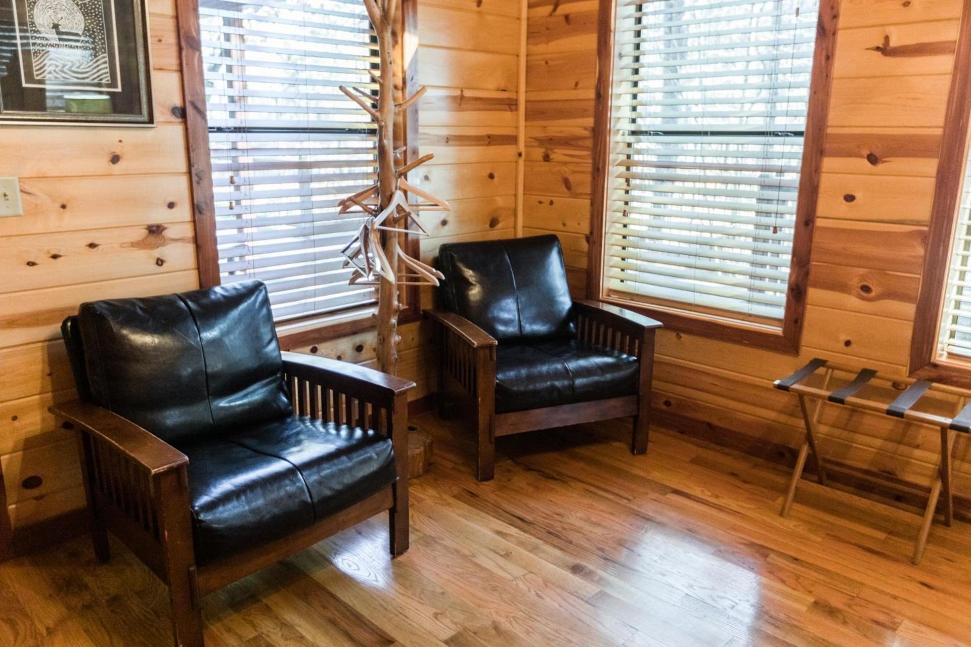 Leaping Lizard Lodge 4 bdrm 3 and a half Bth, Hot tub, Fireplaces, Swing Set, Gameroom photo 16