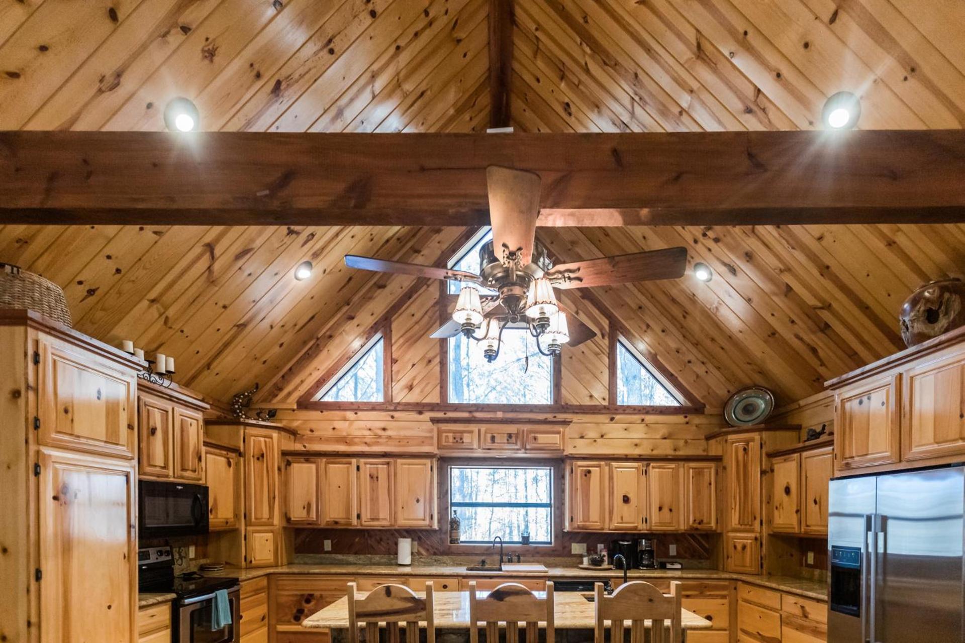 Leaping Lizard Lodge 4 bdrm 3 and a half Bth, Hot tub, Fireplaces, Swing Set, Gameroom photo 17