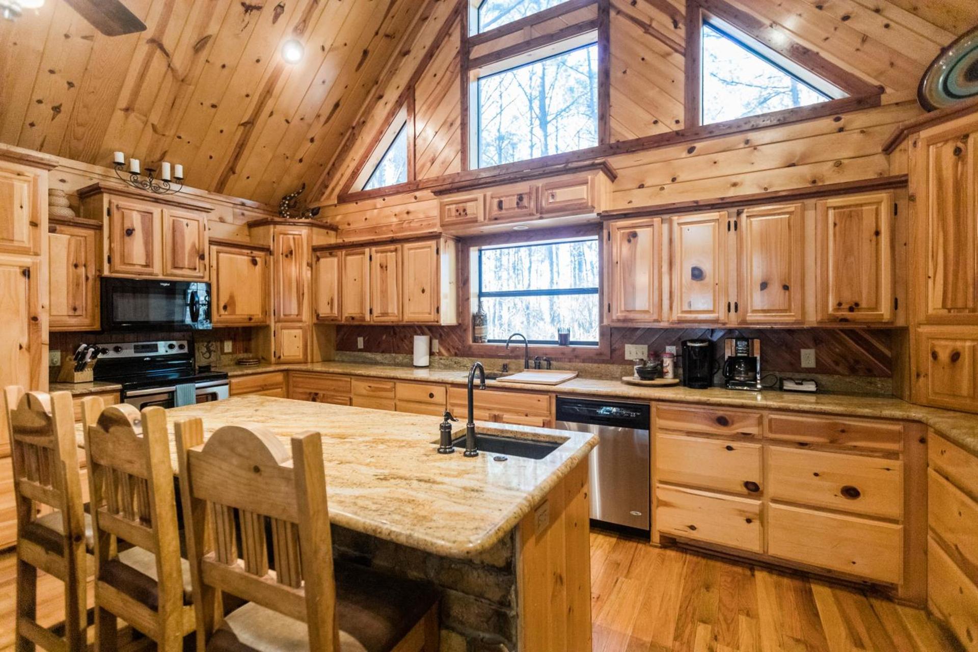 Leaping Lizard Lodge 4 bdrm 3 and a half Bth, Hot tub, Fireplaces, Swing Set, Gameroom photo 18