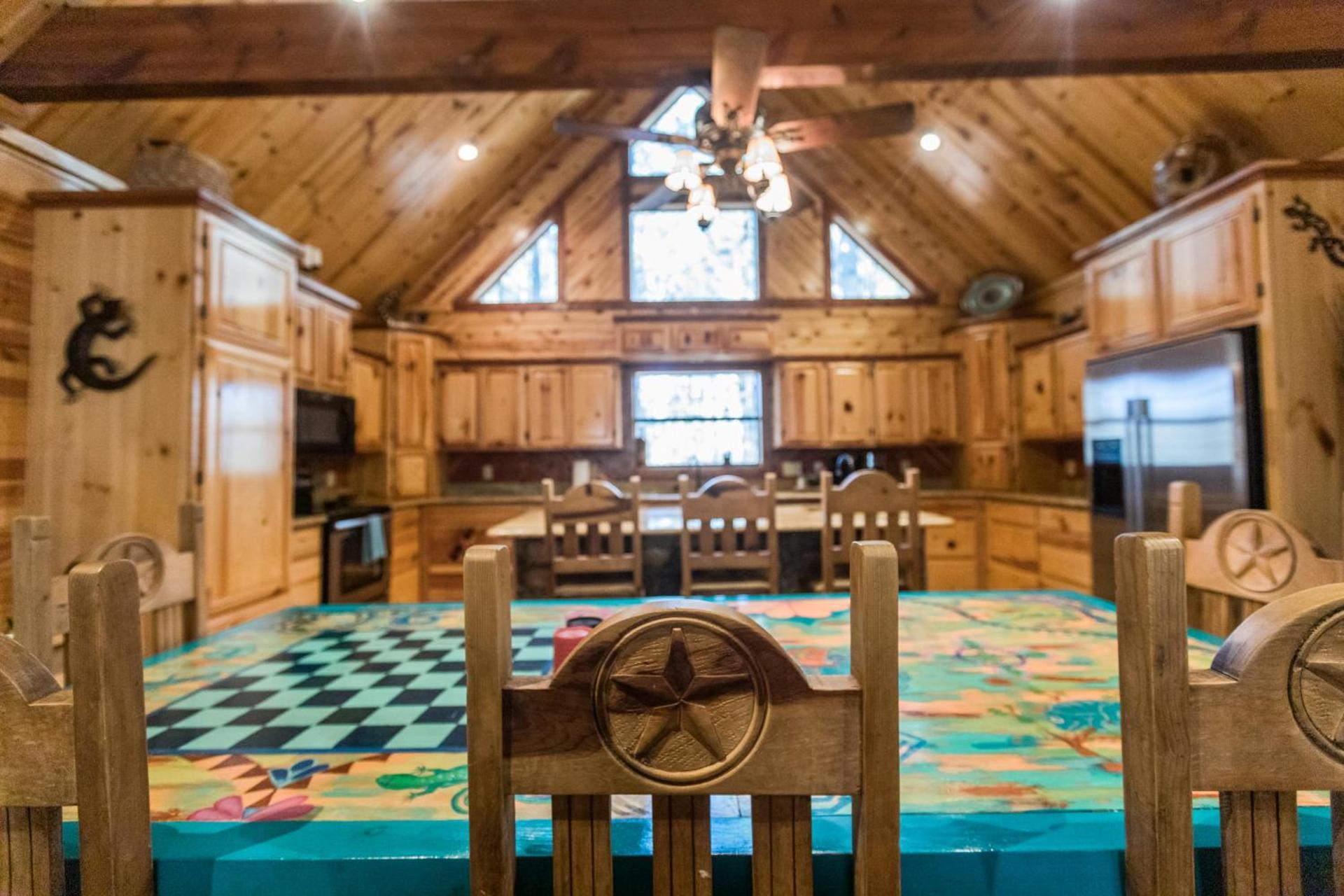 Leaping Lizard Lodge 4 bdrm 3 and a half Bth, Hot tub, Fireplaces, Swing Set, Gameroom photo 19