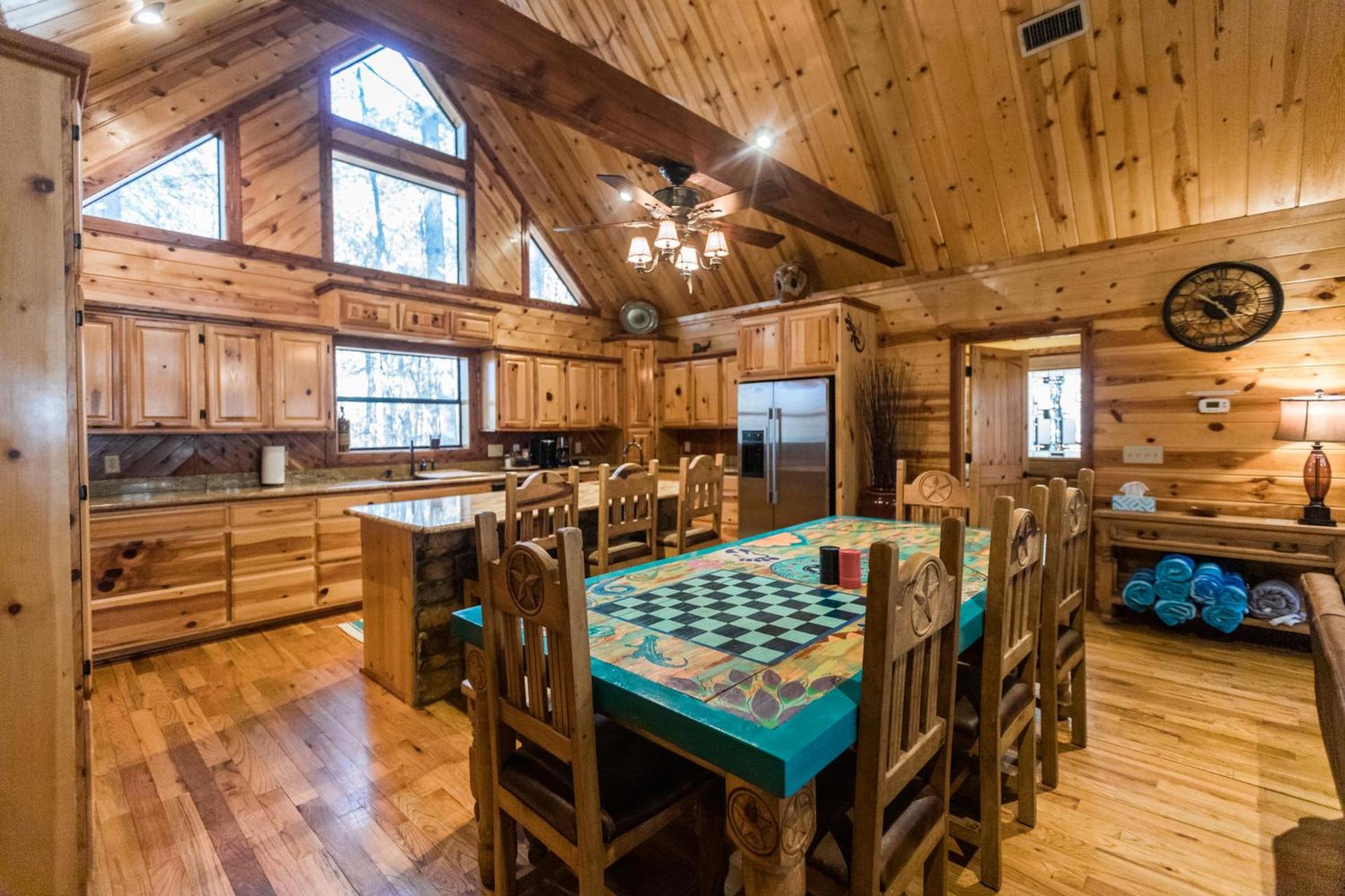 Leaping Lizard Lodge 4 bdrm 3 and a half Bth, Hot tub, Fireplaces, Swing Set, Gameroom photo 21