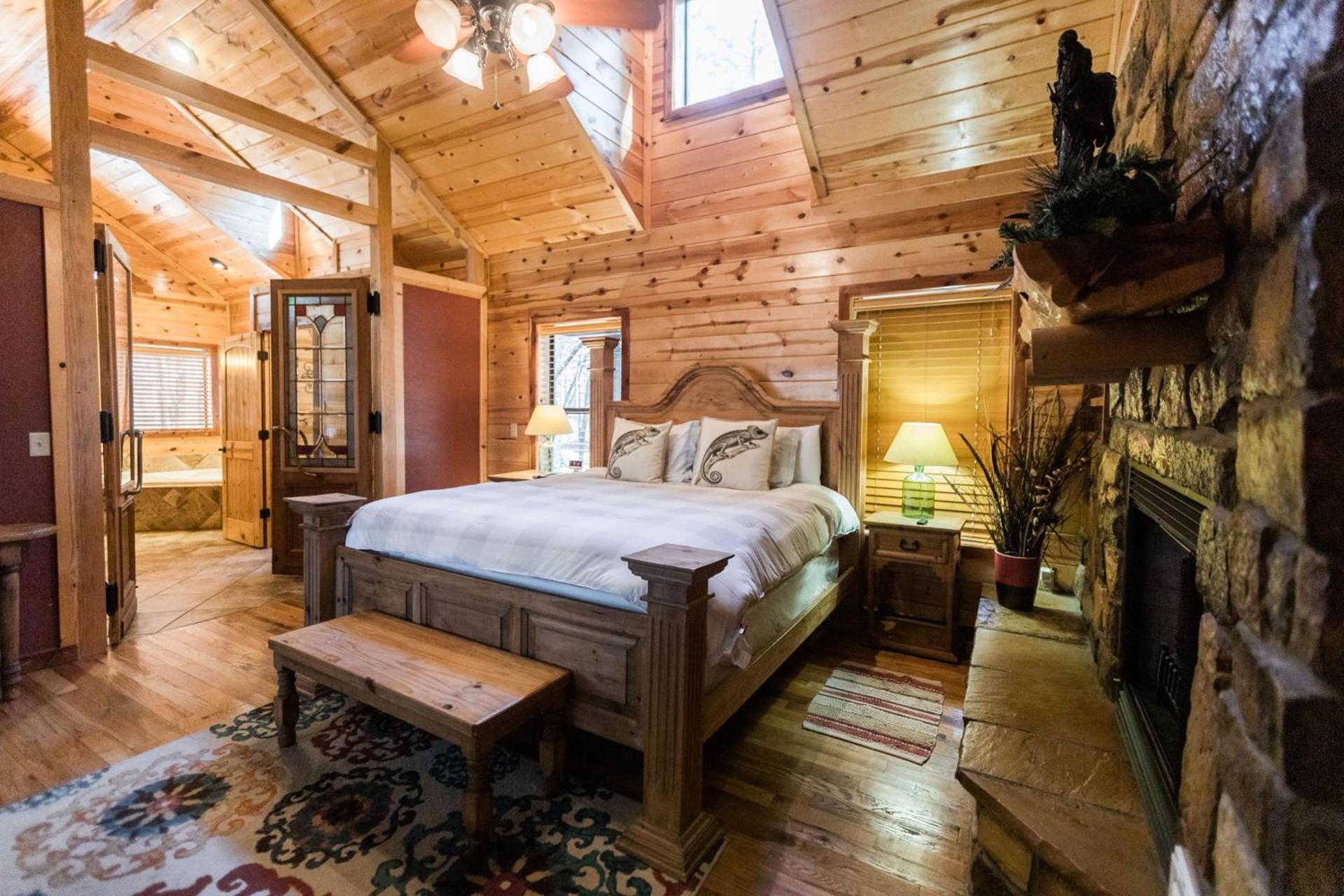Leaping Lizard Lodge 4 bdrm 3 and a half Bth, Hot tub, Fireplaces, Swing Set, Gameroom photo 22