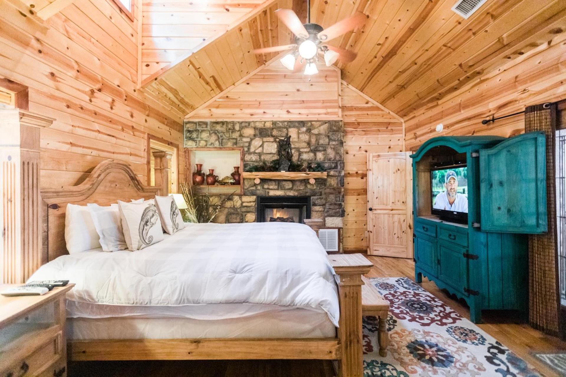 Leaping Lizard Lodge 4 bdrm 3 and a half Bth, Hot tub, Fireplaces, Swing Set, Gameroom photo 23