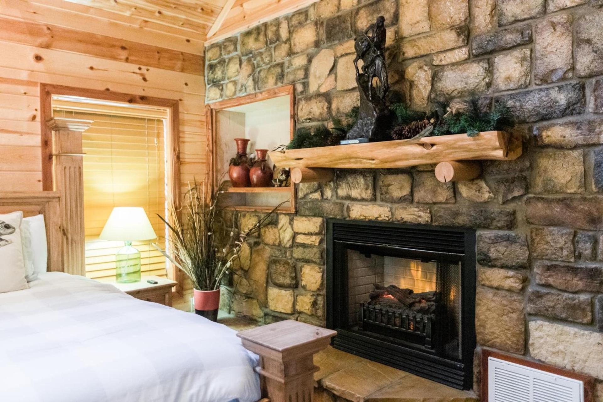 Leaping Lizard Lodge 4 bdrm 3 and a half Bth, Hot tub, Fireplaces, Swing Set, Gameroom photo 24