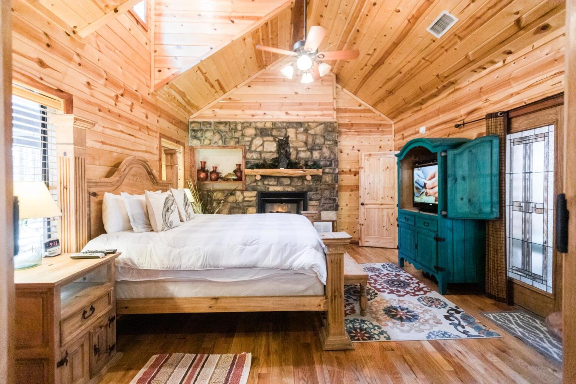 Leaping Lizard Lodge 4 bdrm 3 and a half Bth, Hot tub, Fireplaces, Swing Set, Gameroom photo 25