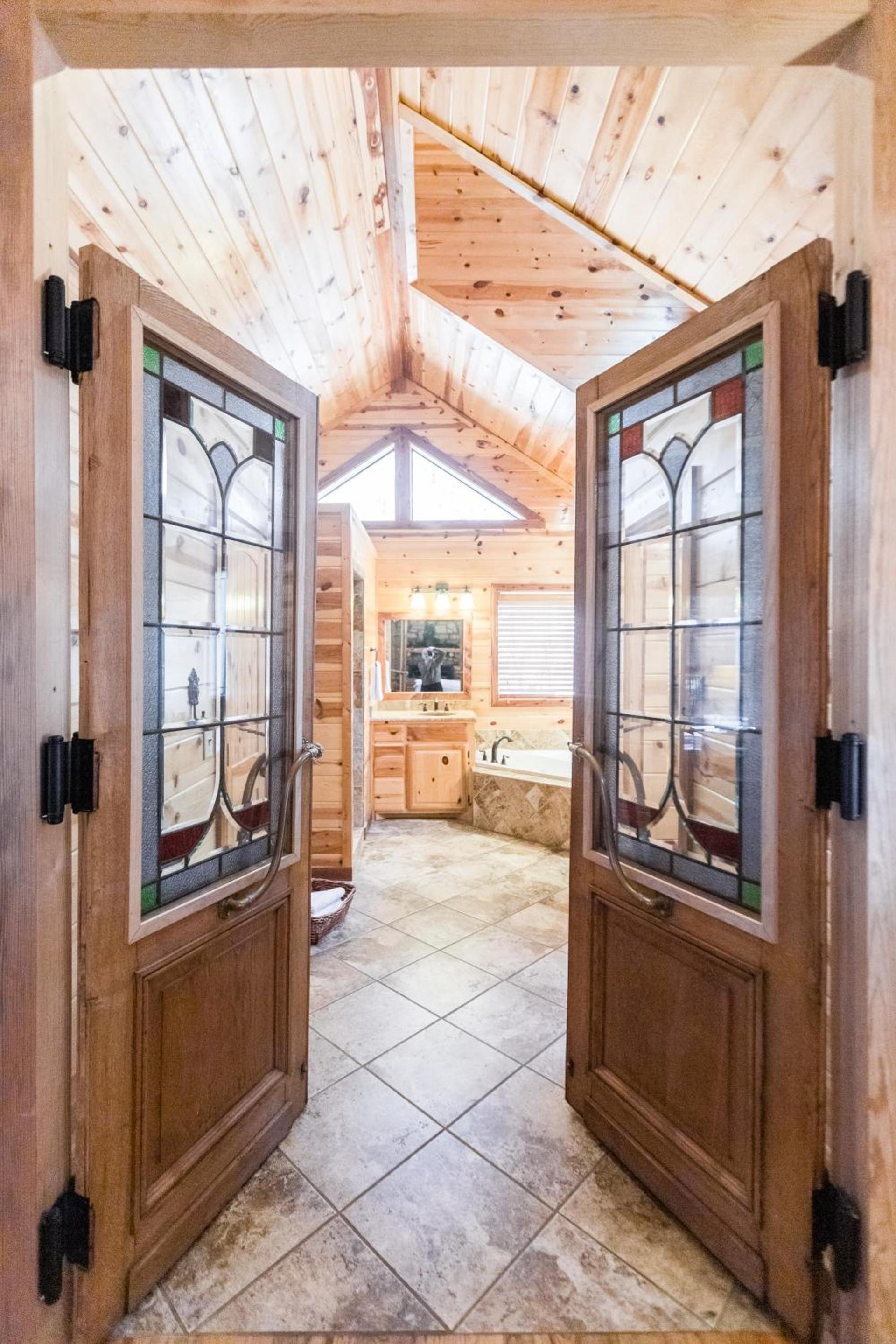 Leaping Lizard Lodge 4 bdrm 3 and a half Bth, Hot tub, Fireplaces, Swing Set, Gameroom photo 26