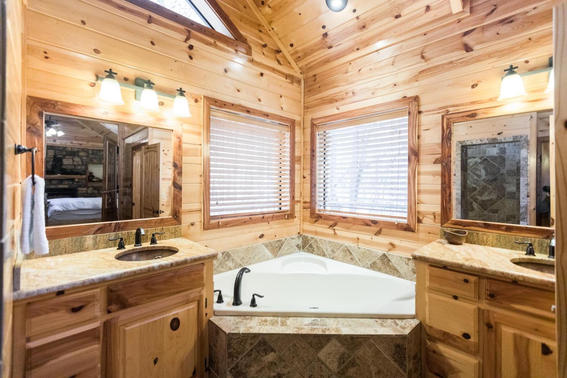 Leaping Lizard Lodge 4 bdrm 3 and a half Bth, Hot tub, Fireplaces, Swing Set, Gameroom photo 27