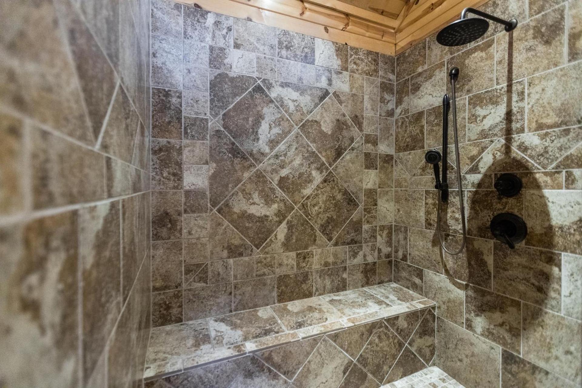 Leaping Lizard Lodge 4 bdrm 3 and a half Bth, Hot tub, Fireplaces, Swing Set, Gameroom photo 28