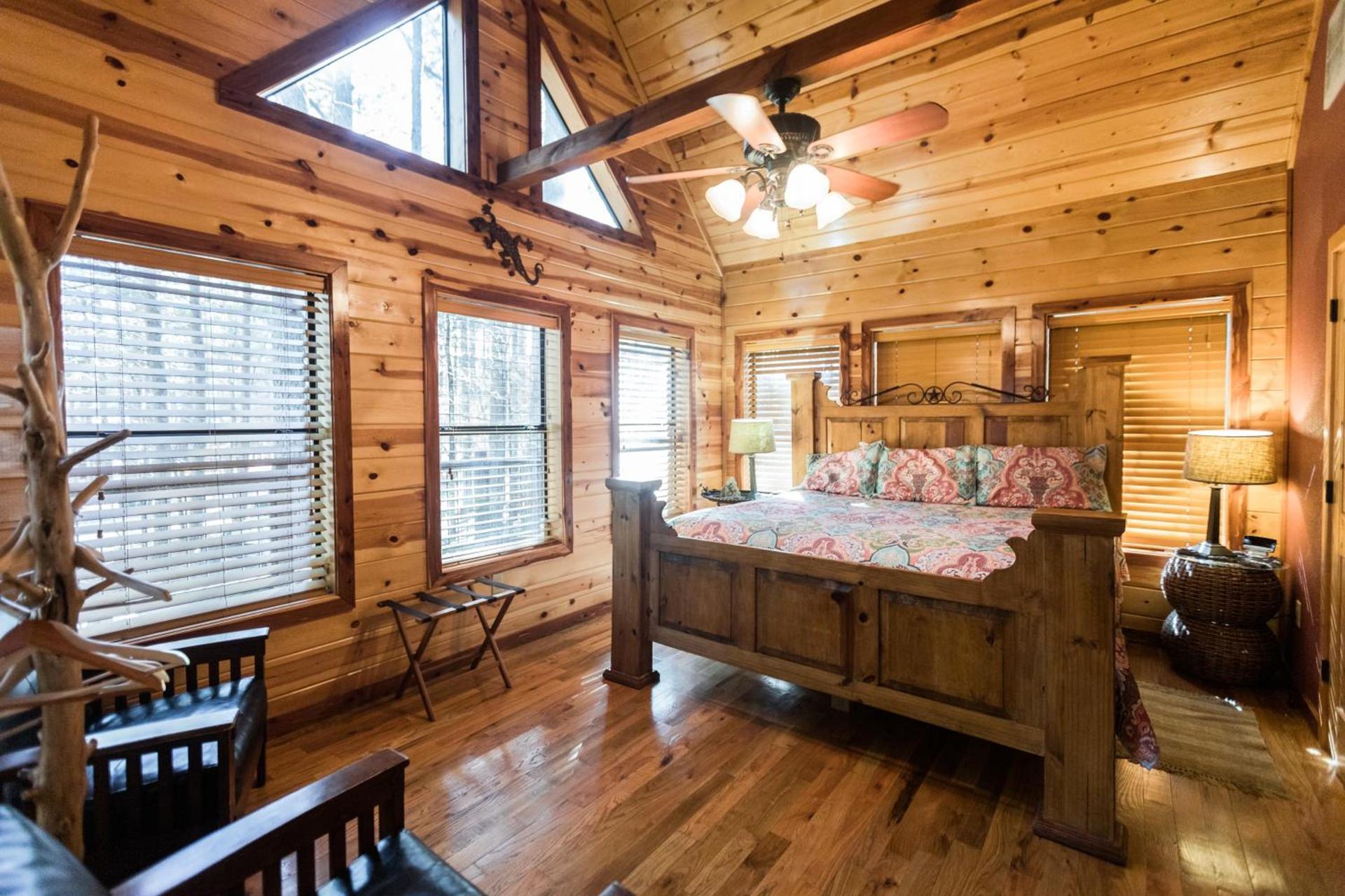 Leaping Lizard Lodge 4 bdrm 3 and a half Bth, Hot tub, Fireplaces, Swing Set, Gameroom photo 29