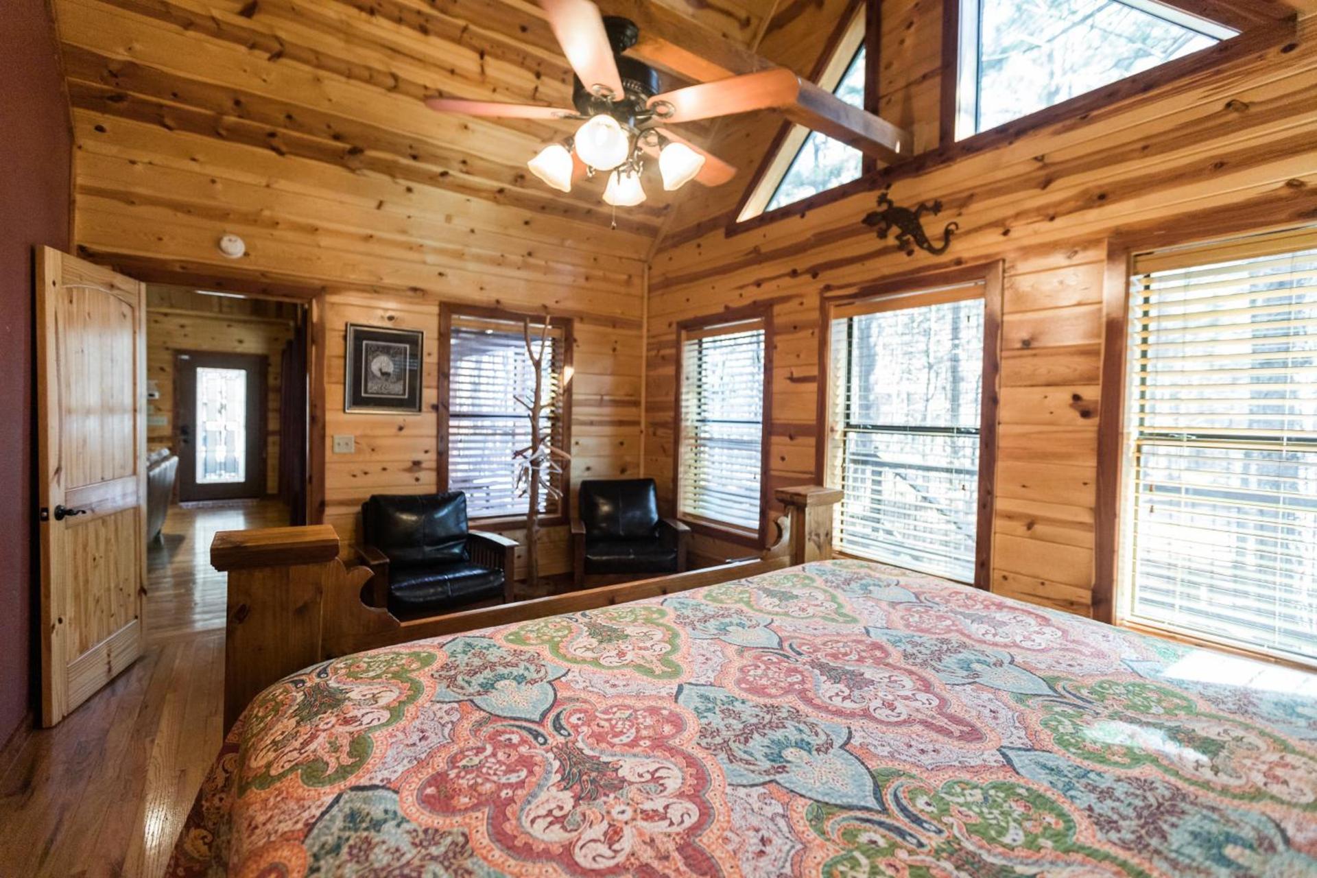 Leaping Lizard Lodge 4 bdrm 3 and a half Bth, Hot tub, Fireplaces, Swing Set, Gameroom photo 32