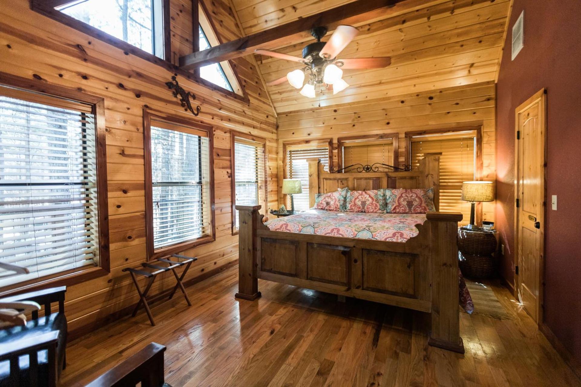 Leaping Lizard Lodge 4 bdrm 3 and a half Bth, Hot tub, Fireplaces, Swing Set, Gameroom photo 33