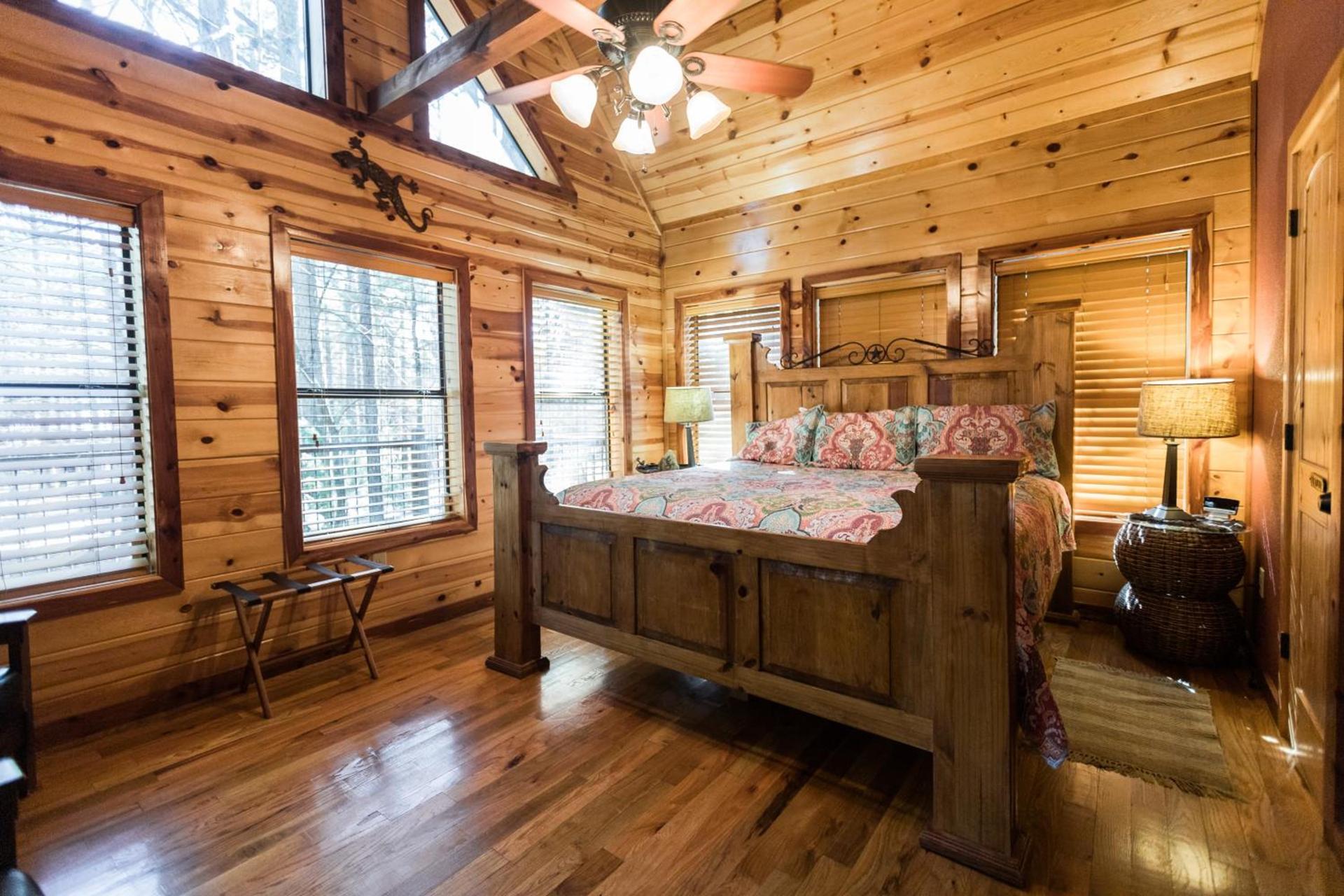 Leaping Lizard Lodge 4 bdrm 3 and a half Bth, Hot tub, Fireplaces, Swing Set, Gameroom photo 34