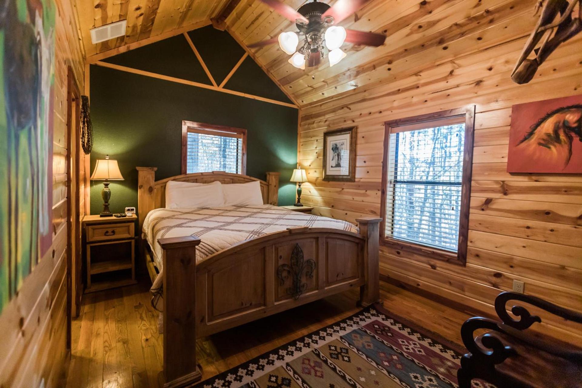 Leaping Lizard Lodge 4 bdrm 3 and a half Bth, Hot tub, Fireplaces, Swing Set, Gameroom photo 35