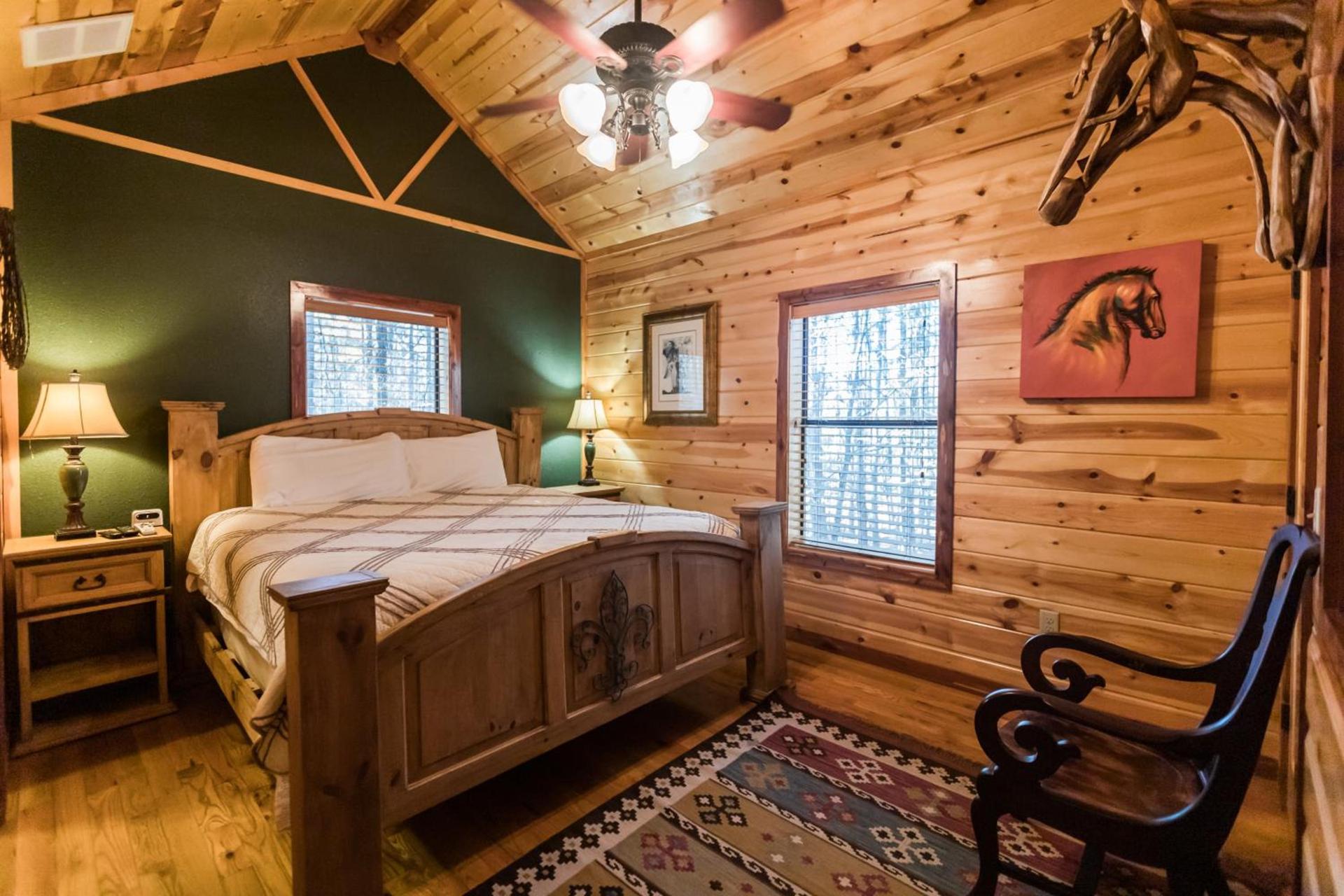 Leaping Lizard Lodge 4 bdrm 3 and a half Bth, Hot tub, Fireplaces, Swing Set, Gameroom photo 36