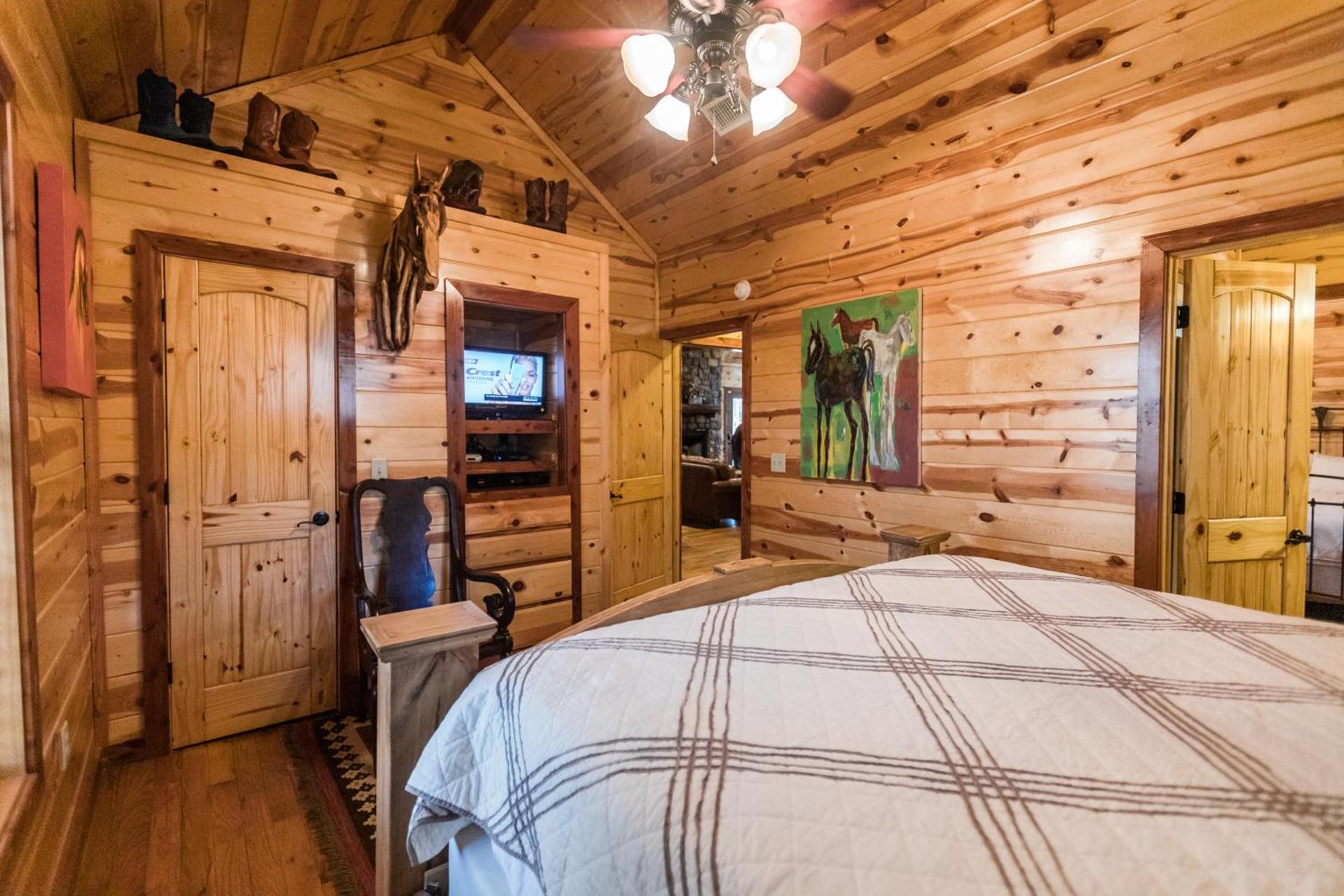 Leaping Lizard Lodge 4 bdrm 3 and a half Bth, Hot tub, Fireplaces, Swing Set, Gameroom photo 37