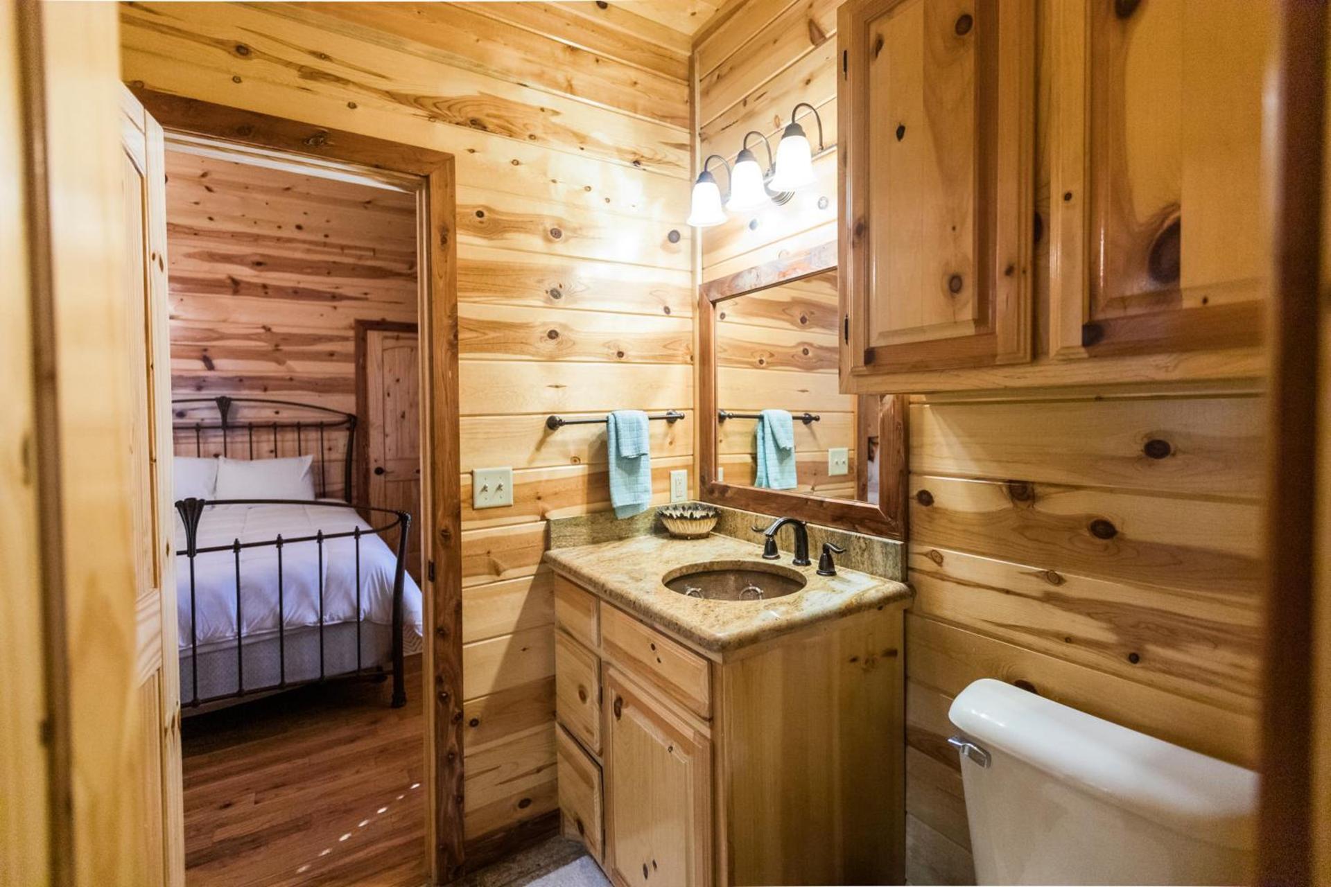 Leaping Lizard Lodge 4 bdrm 3 and a half Bth, Hot tub, Fireplaces, Swing Set, Gameroom photo 38
