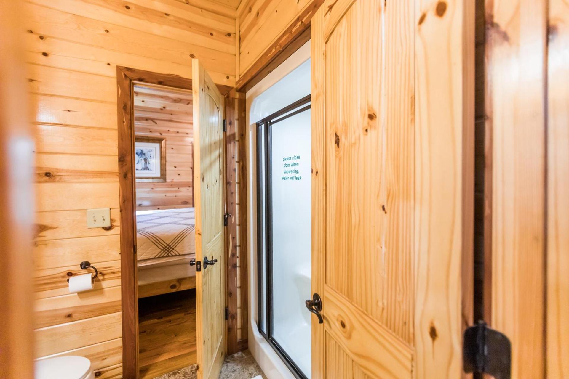 Leaping Lizard Lodge 4 bdrm 3 and a half Bth, Hot tub, Fireplaces, Swing Set, Gameroom photo 39